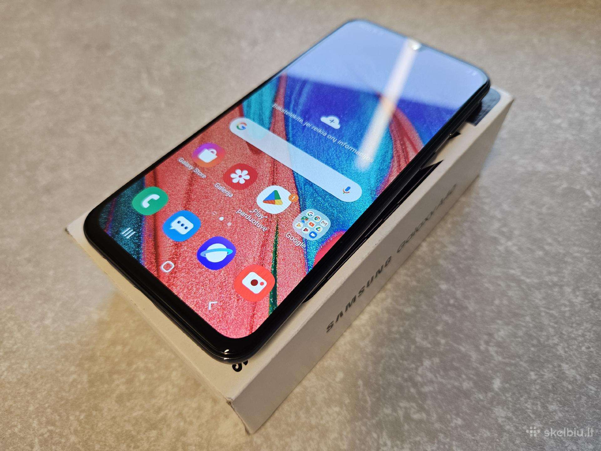 Idealios būklės Galaxy A40 64 GB telefonas