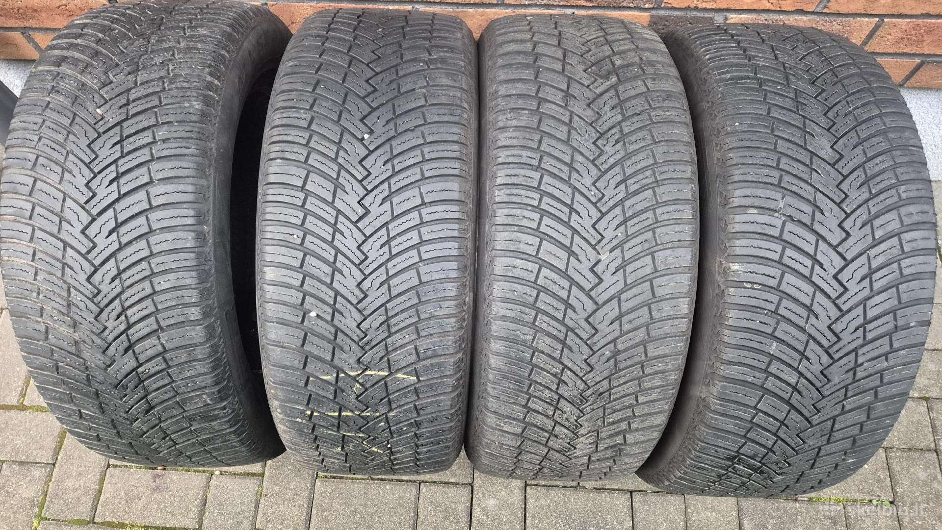 Keturios visasezoninės 235/55 R18 Pirelli