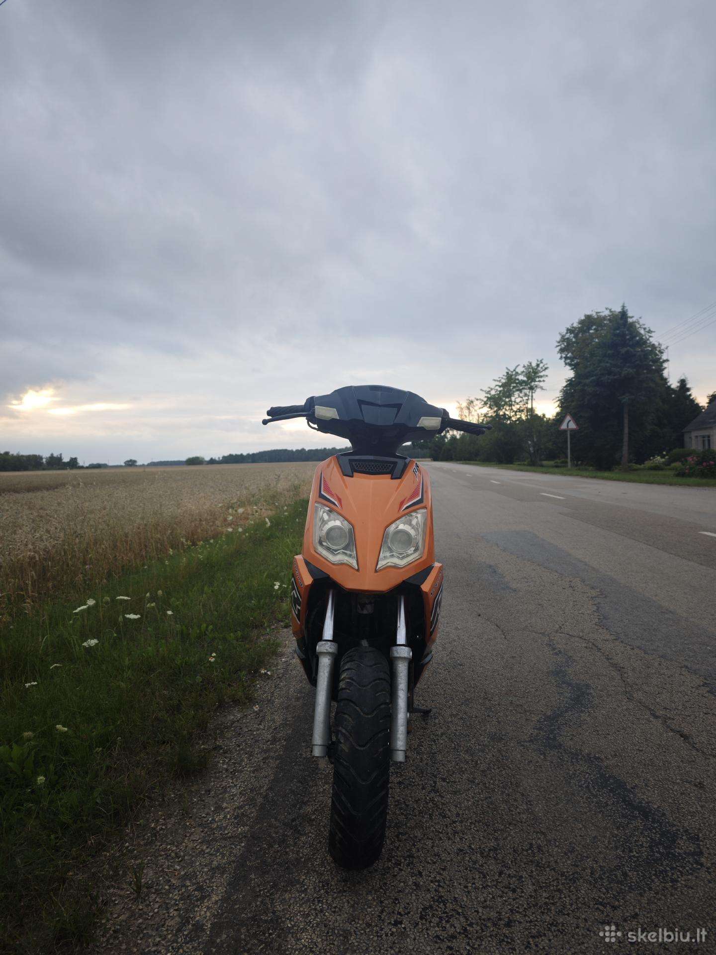 Įvairūs motoroleriai