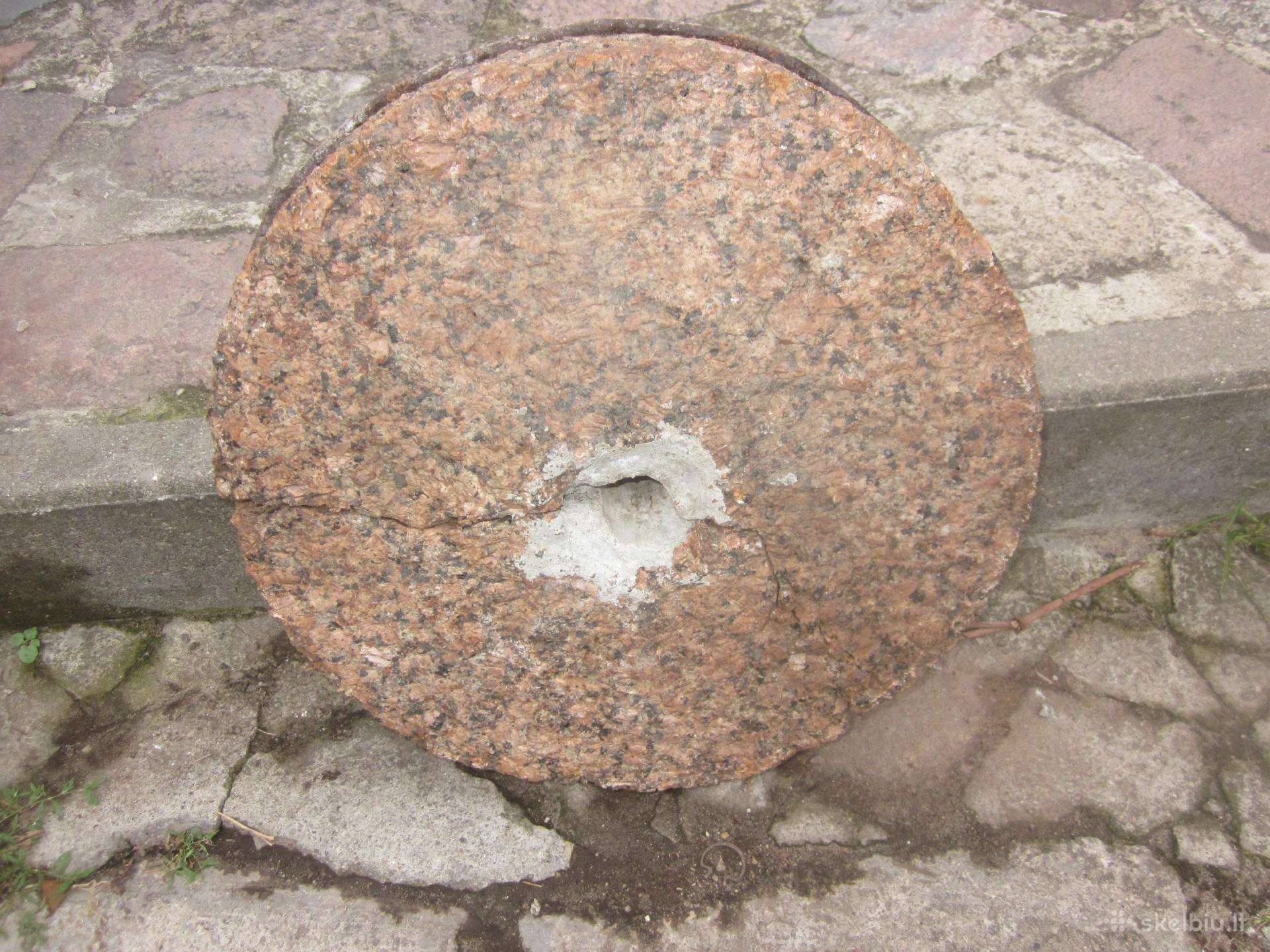 Senovinė akmeninė girnapusė