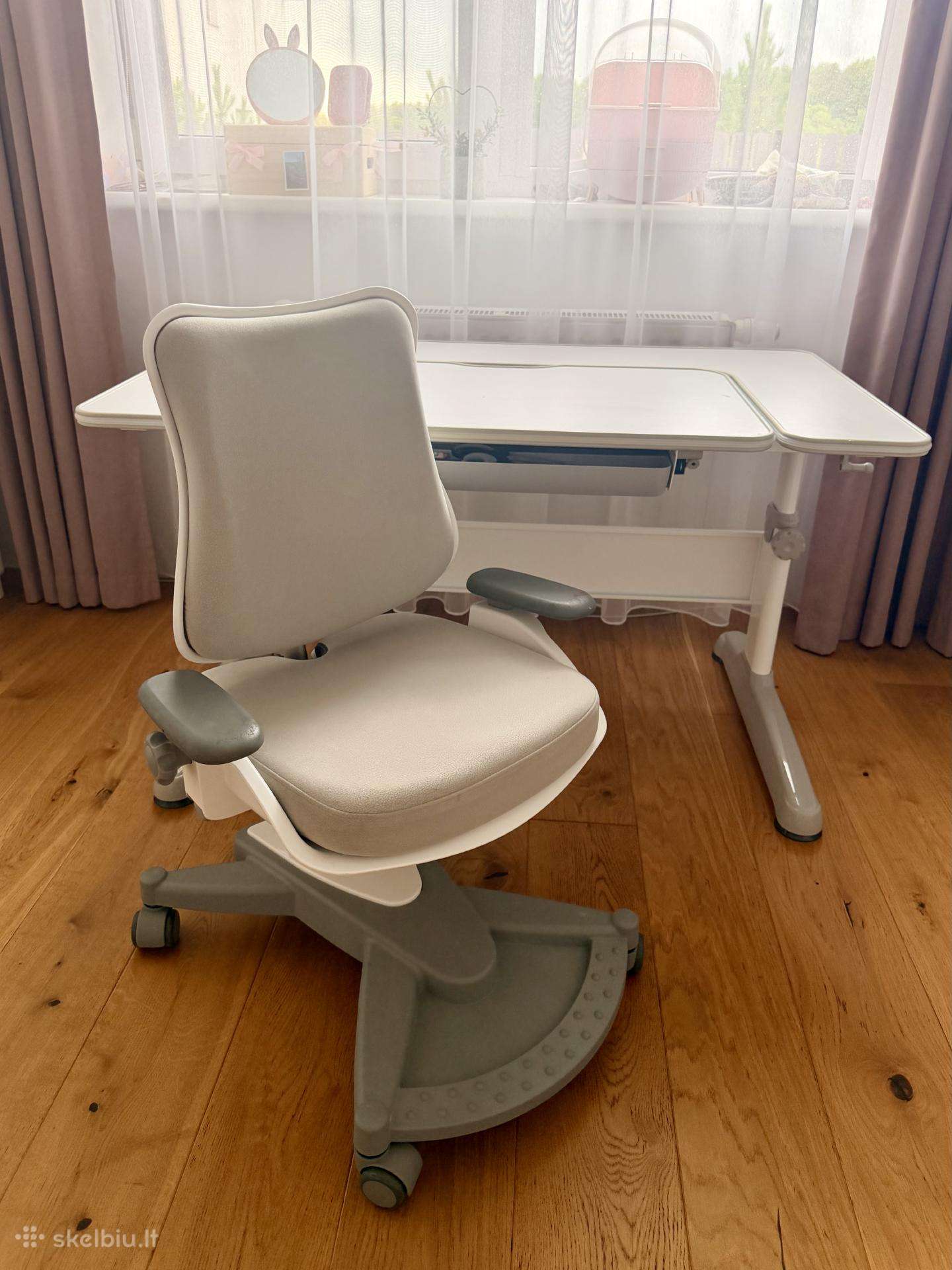 Augantis rašomasis stalas ir ergonomiška kėdė