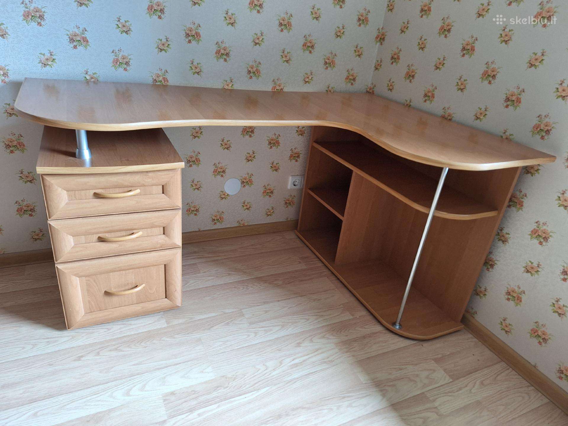 Kampinis rašomasis stalas