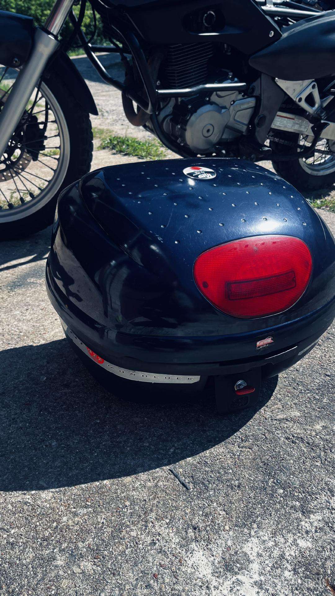 Givi E33 monolock dėžė su padu