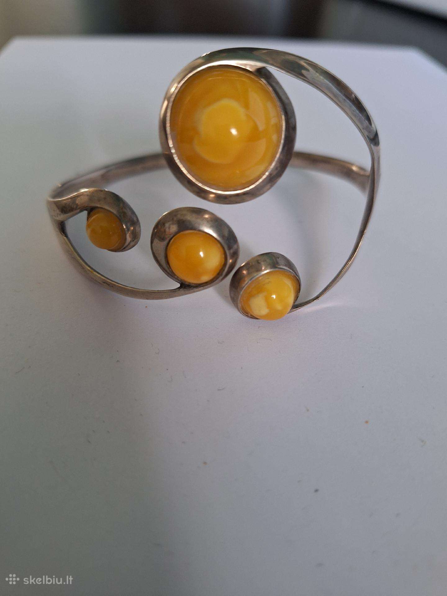 Nuostabi sidabro apyrankė su gintaru 31 gr 250 eur