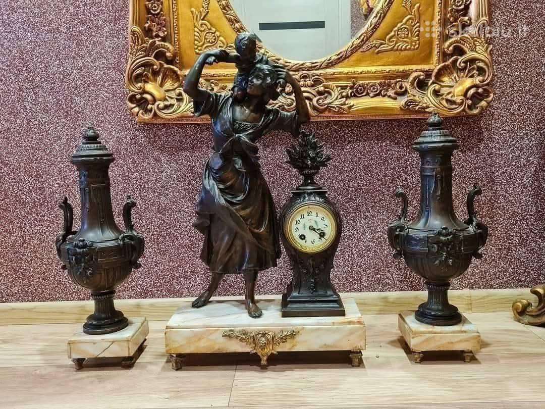 Laikrodis su žvakidėmis