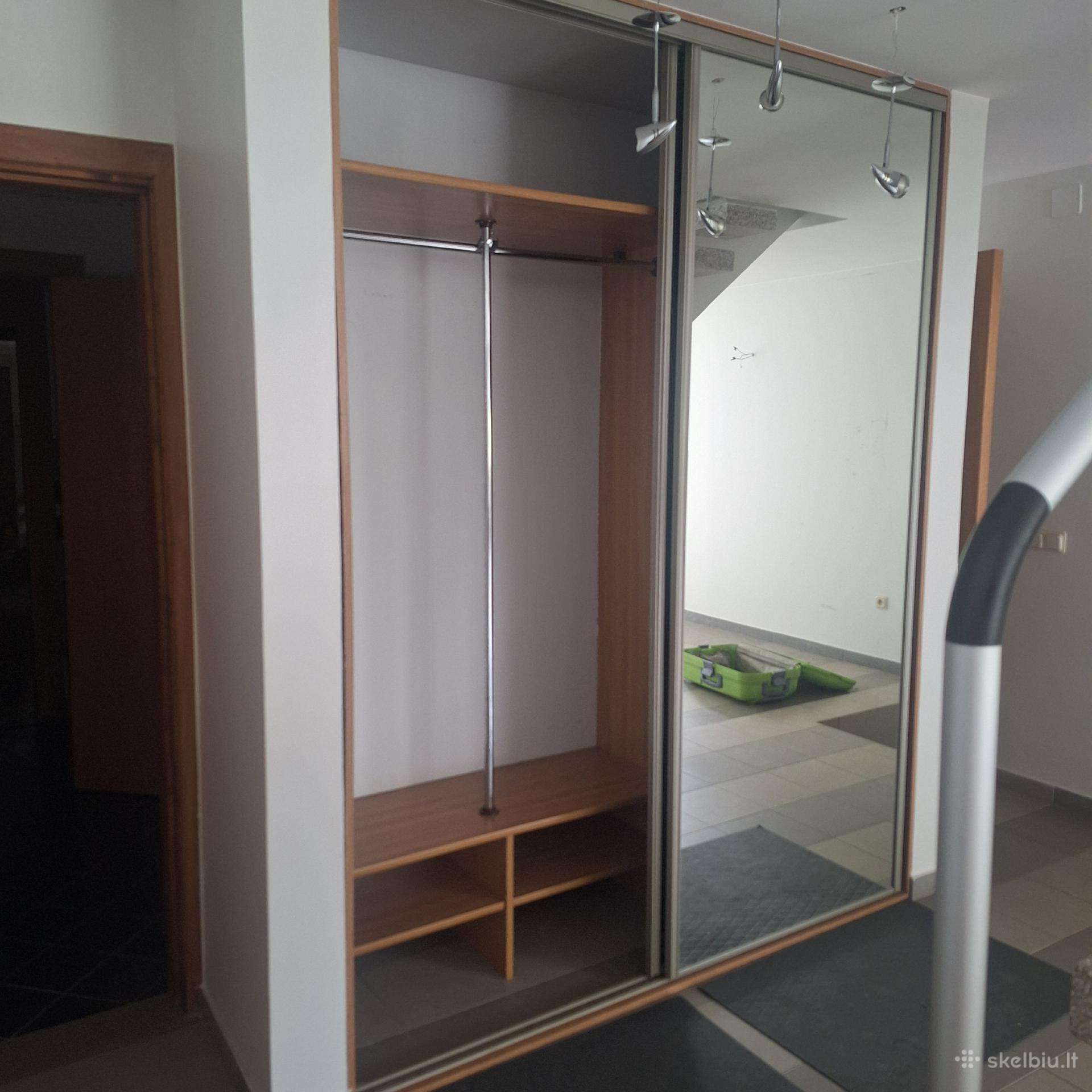 Dovanoju dvi spintas slankiojančiom durim.
