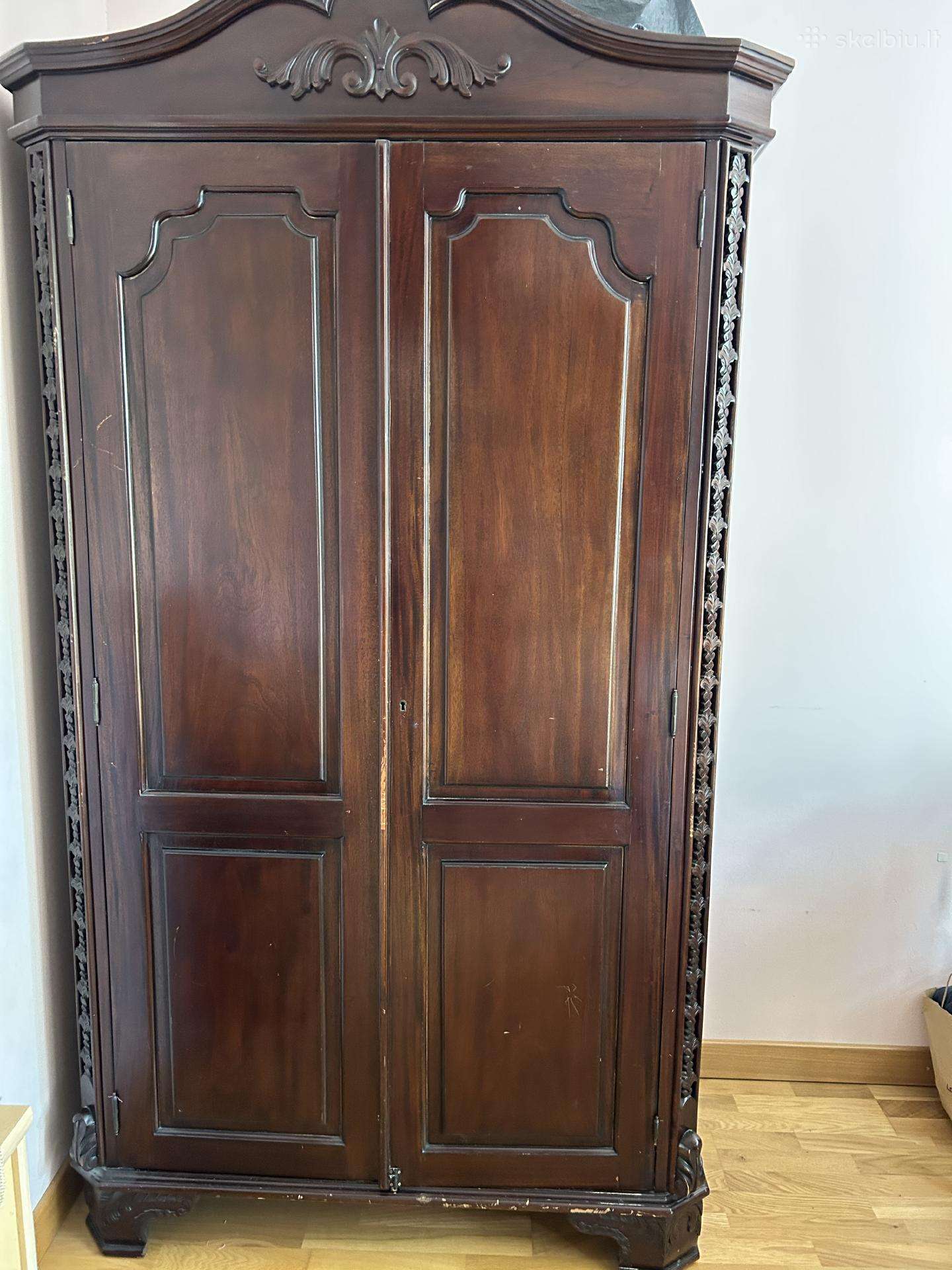Dovanoju retro stiliaus spintą