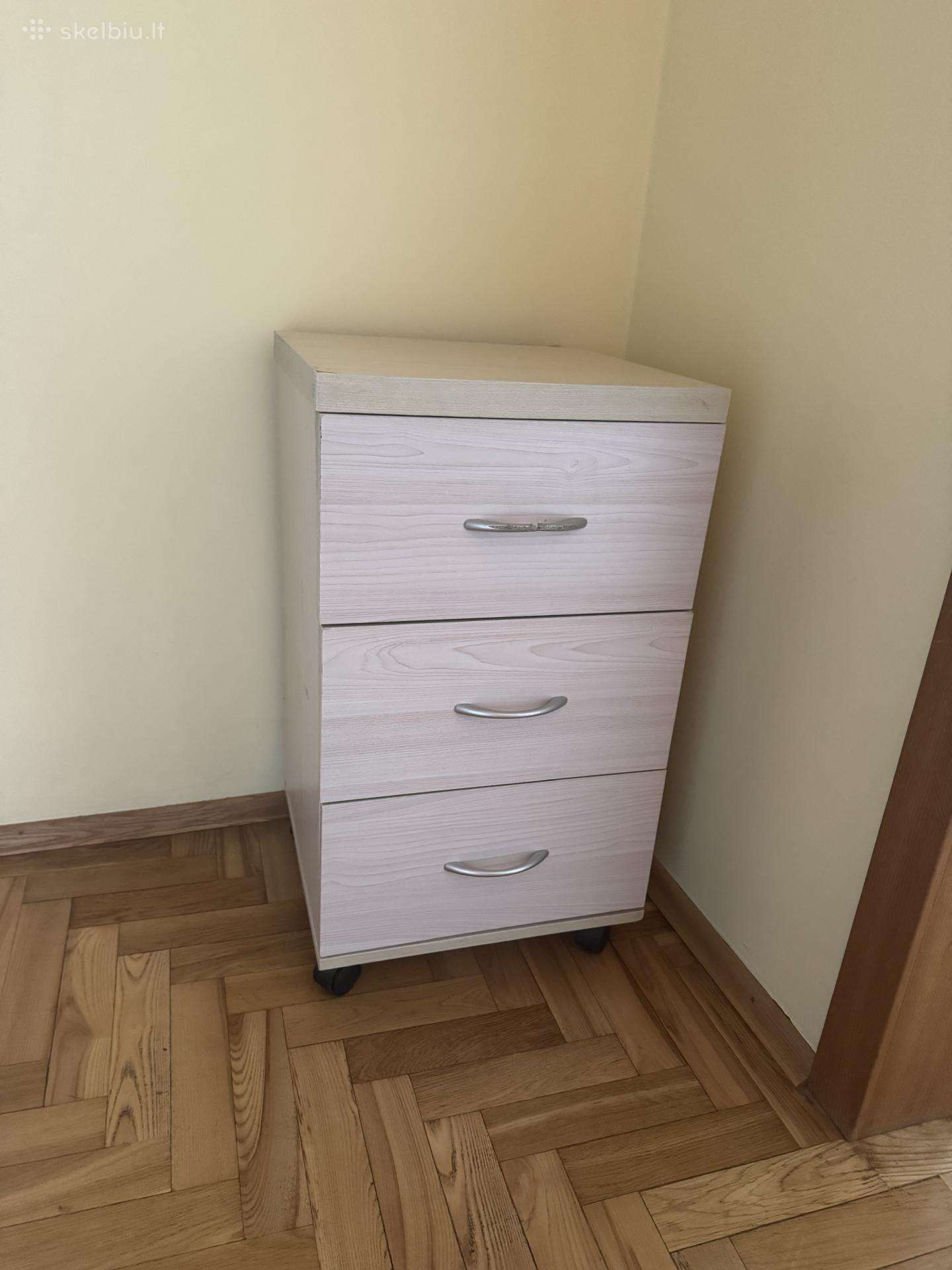 Nemokamai spintelė su stalčiais