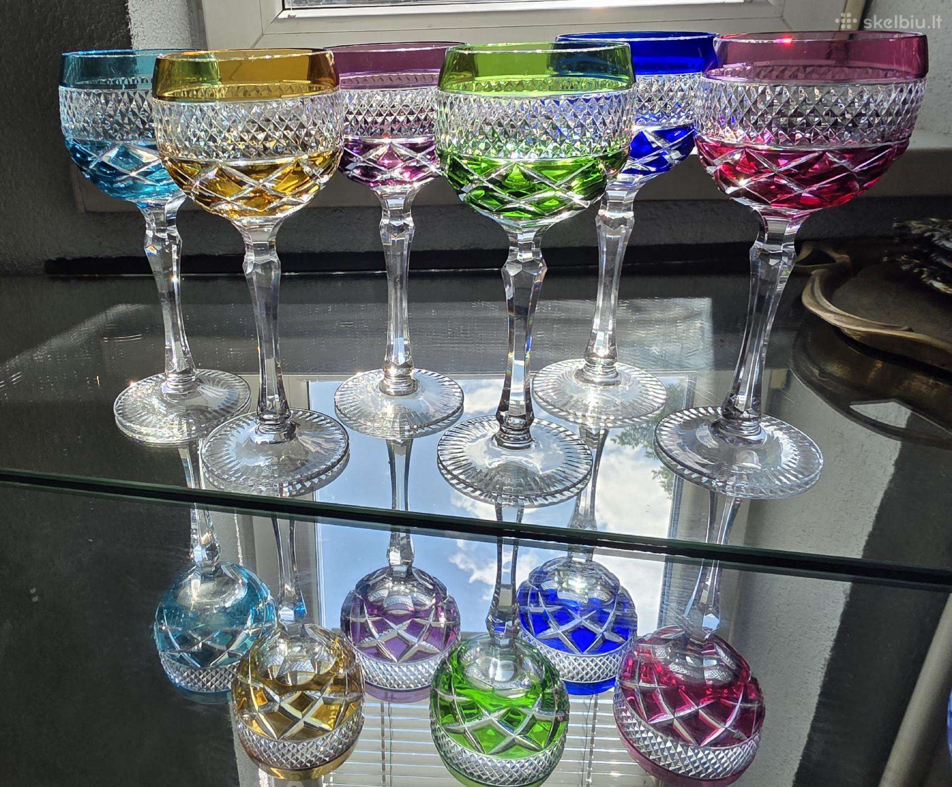 Spalvoto krištolo taurės