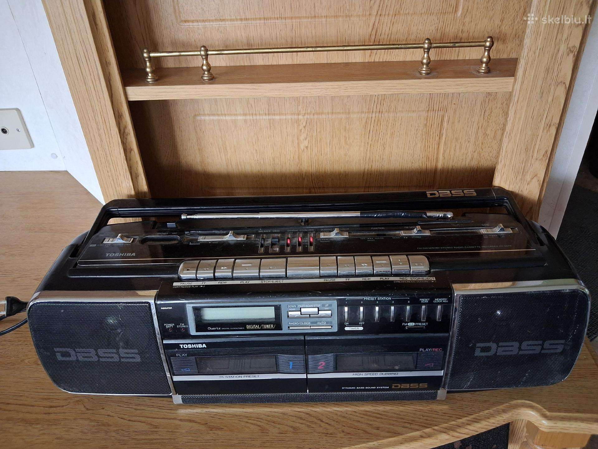 Retro kasetinis magnetofonas su radiju