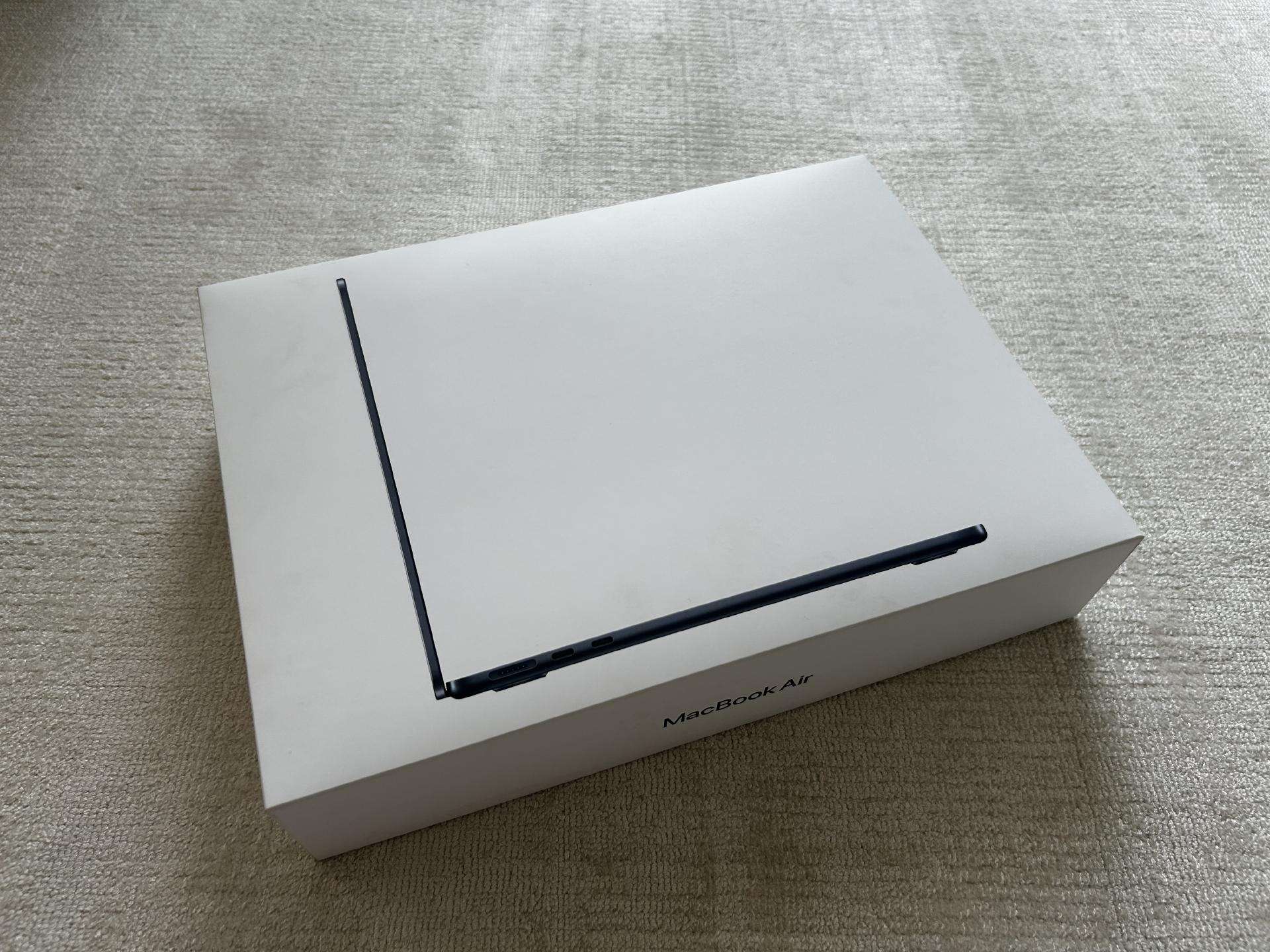 MacBook Air 13.6 M4 24gb 512gb su garantija