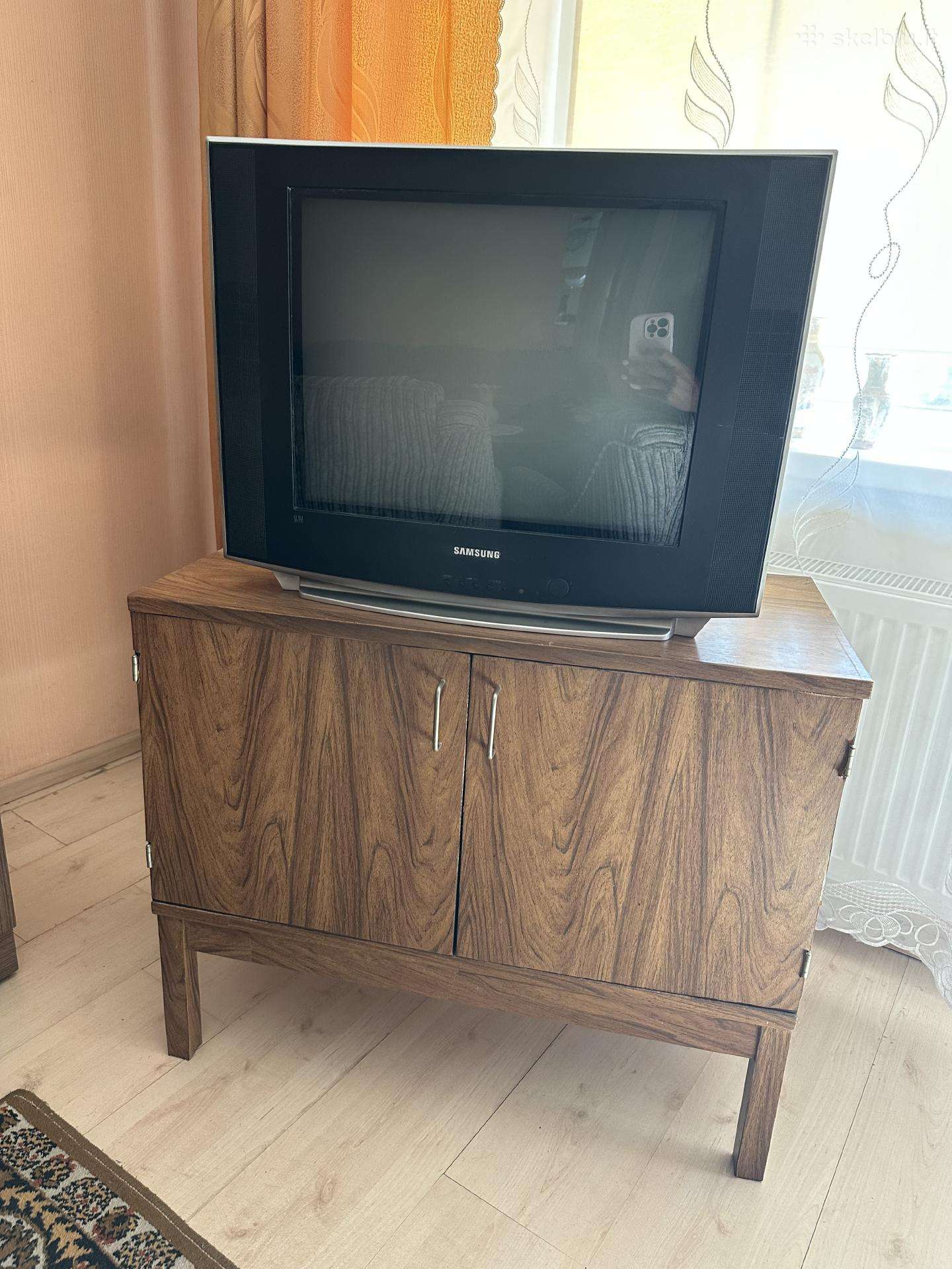 Dovanoju spintelę ir televizorių