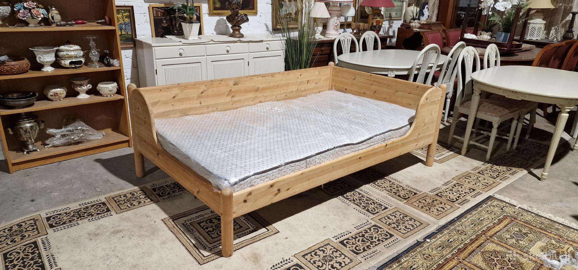 Medinė viengule 120cm. lova.
