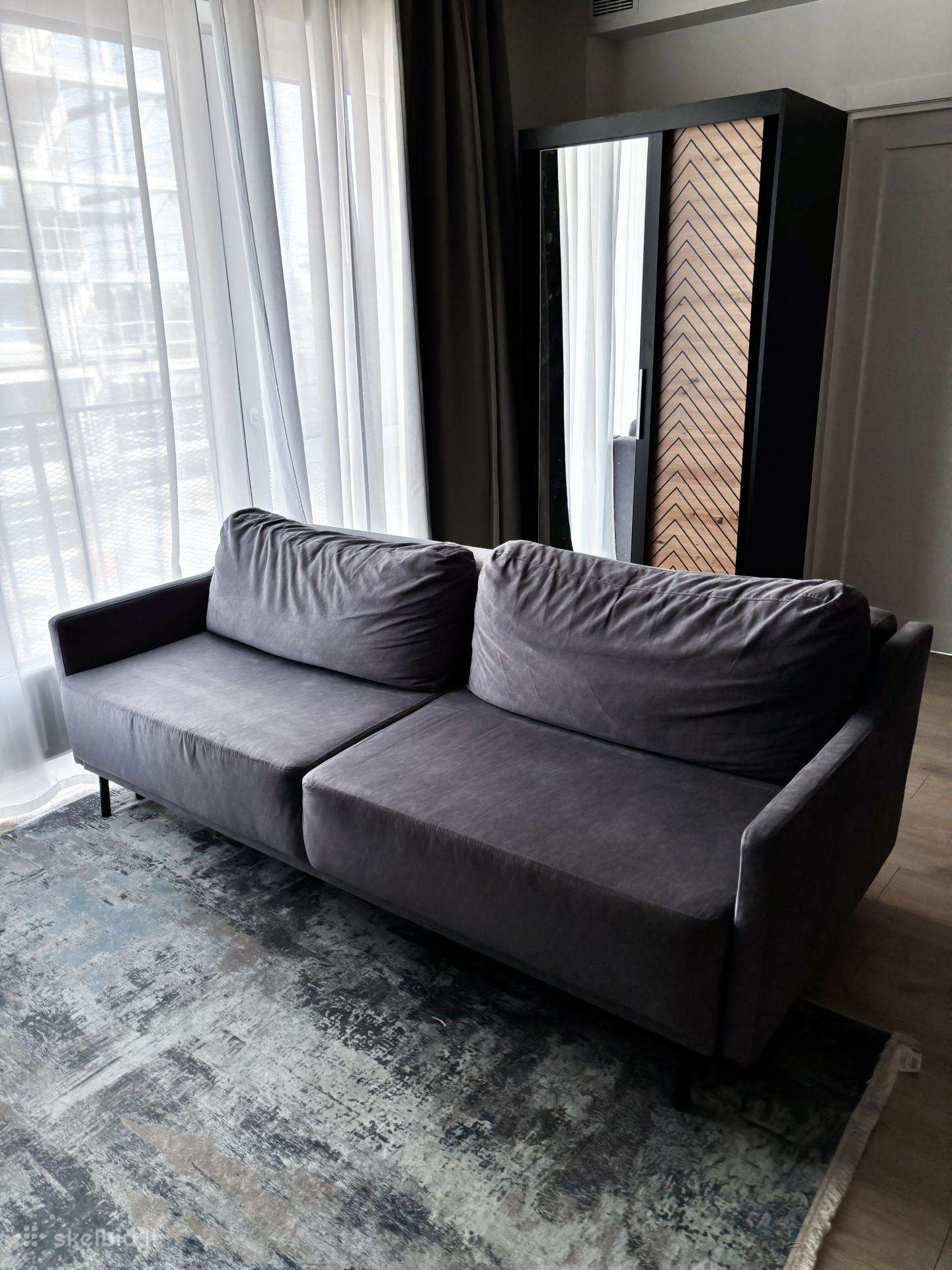 Pilka sofa-lova su daiktadėže