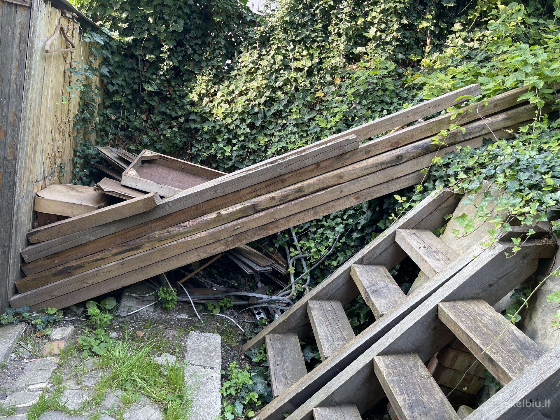 Paletės, sena statybinė mediena malkoms
