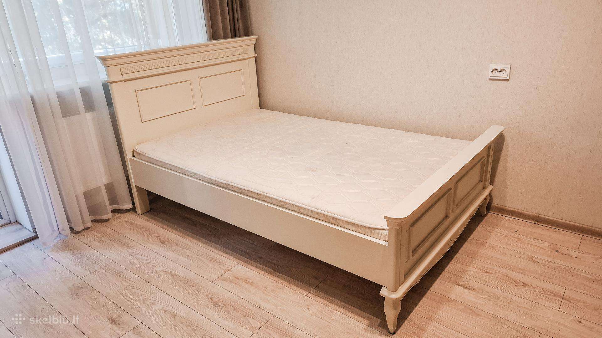 Klasikinio stiliaus lova su čiužiniu