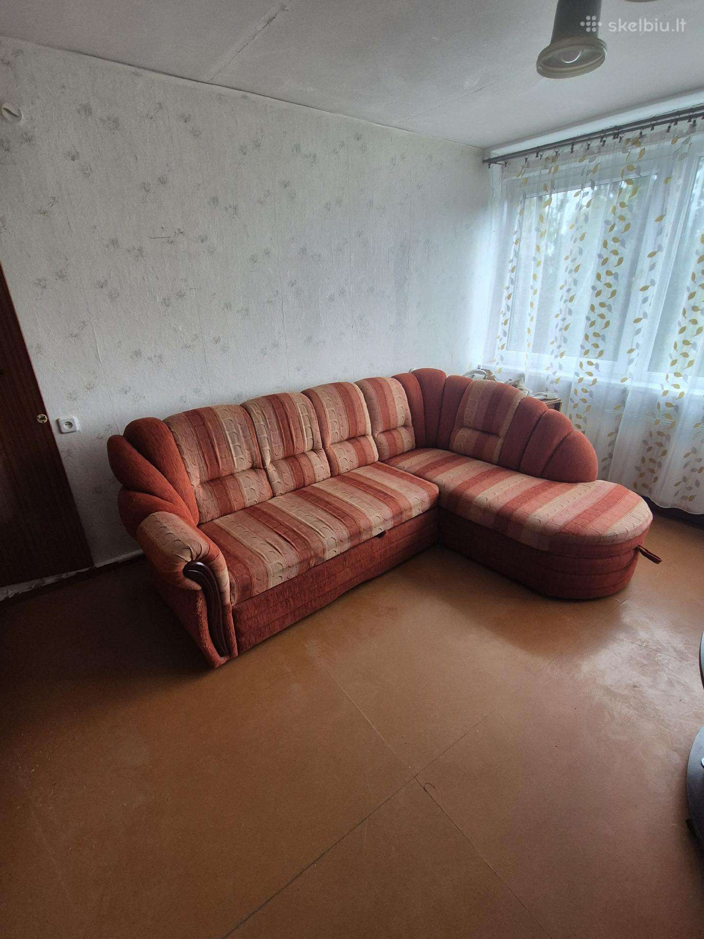 Kampinė sofa su miegama funkcija