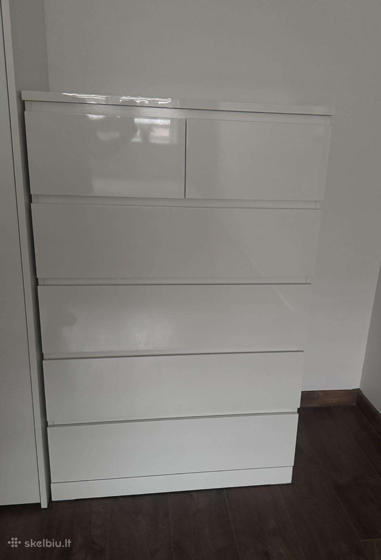 Balta, blizgi komoda su 6 stalčiais