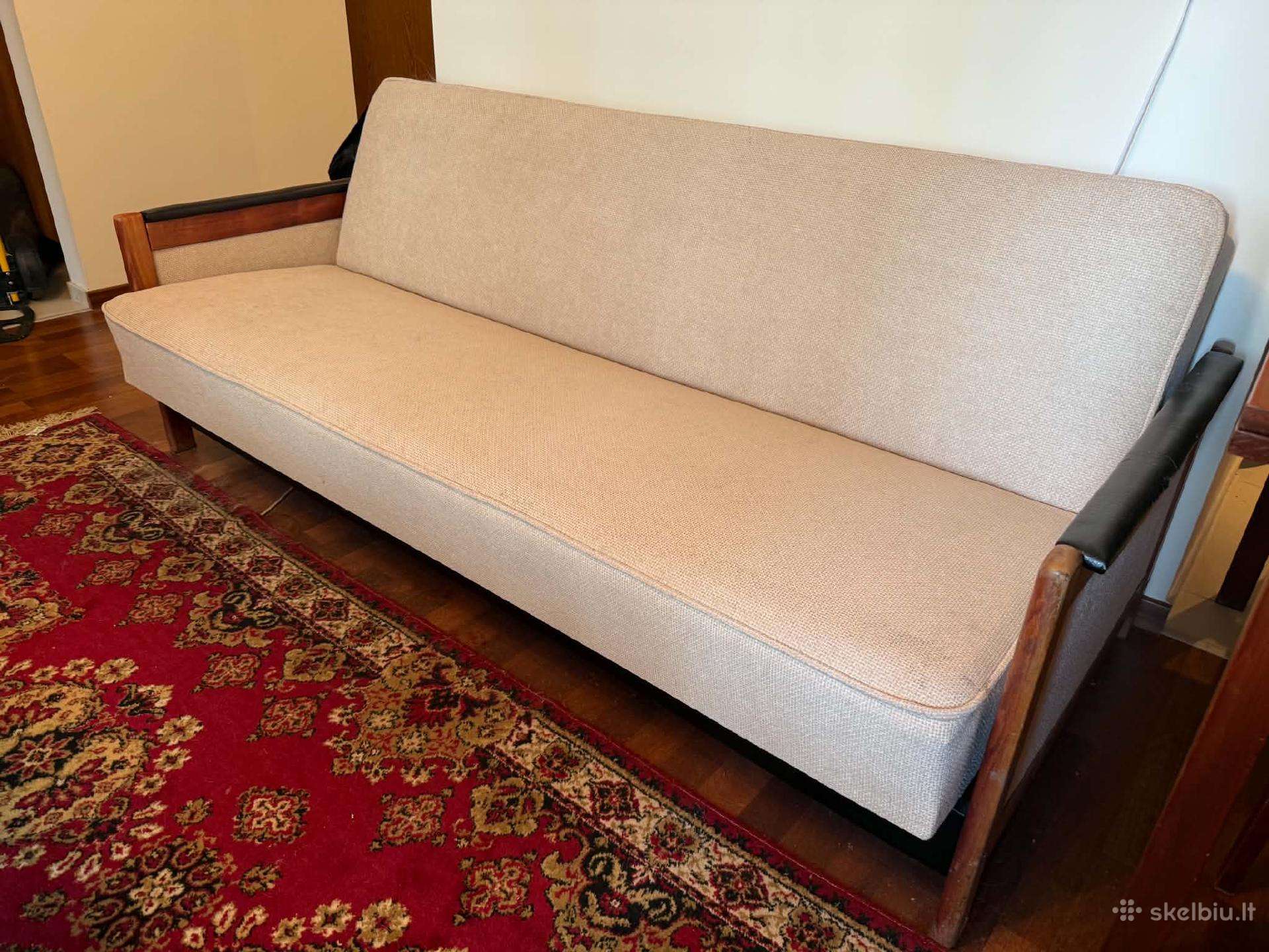 Parduodama vintažinė sofa ir du krėslai