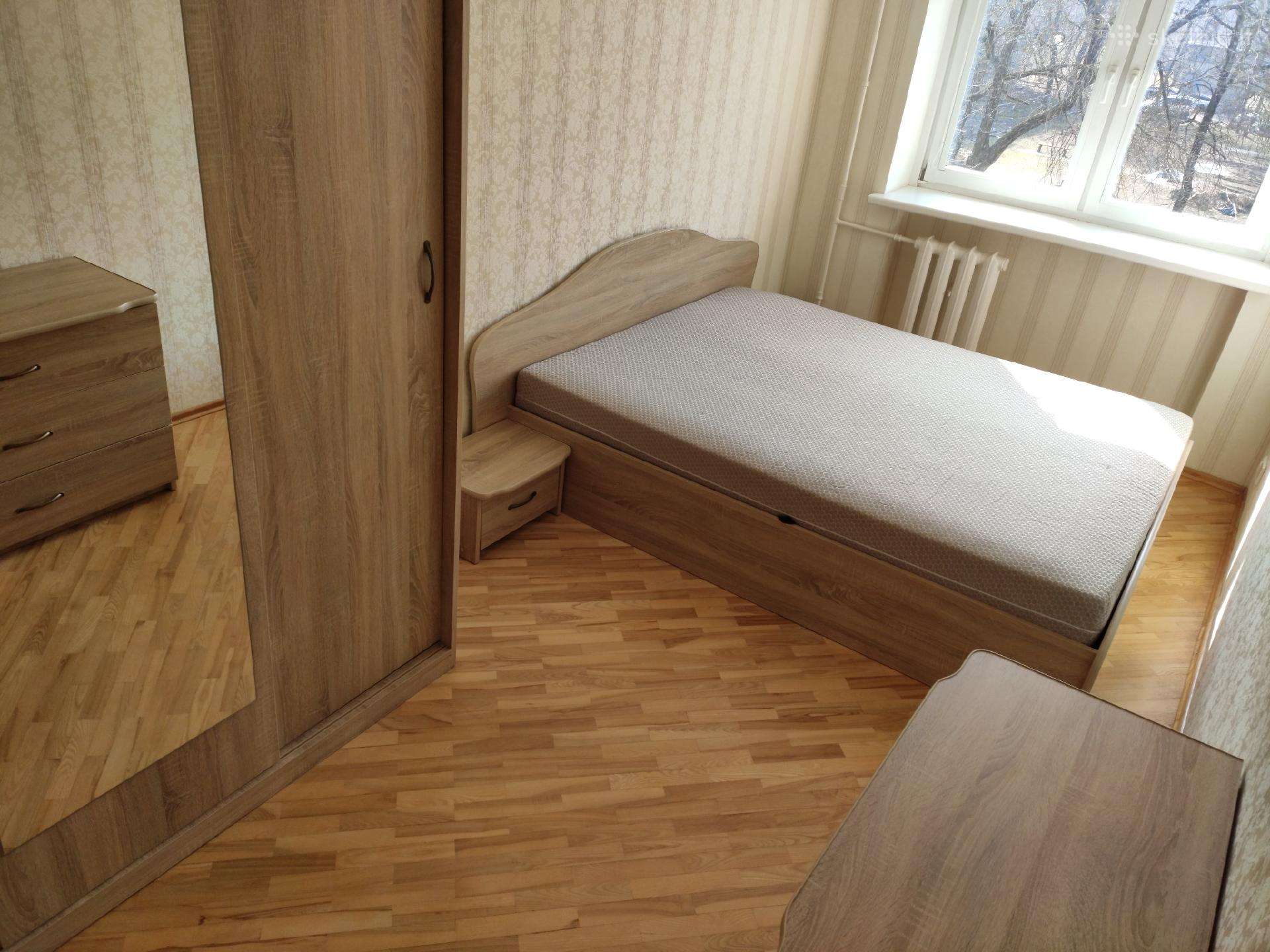 Dvigulė miegamojo lova su didele patalynės dėže