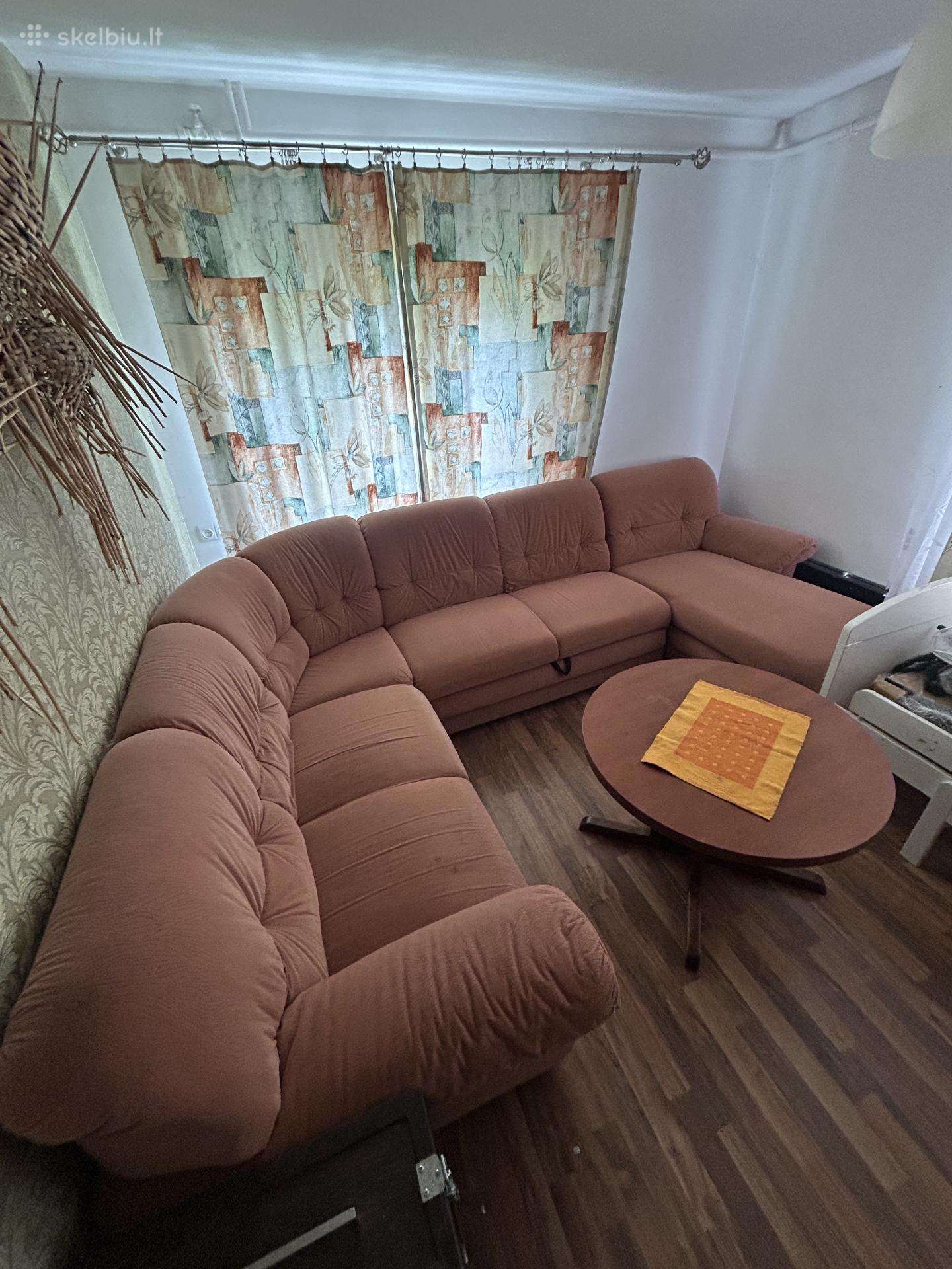 Kampinė sofa su išskleidimo mechanizmu