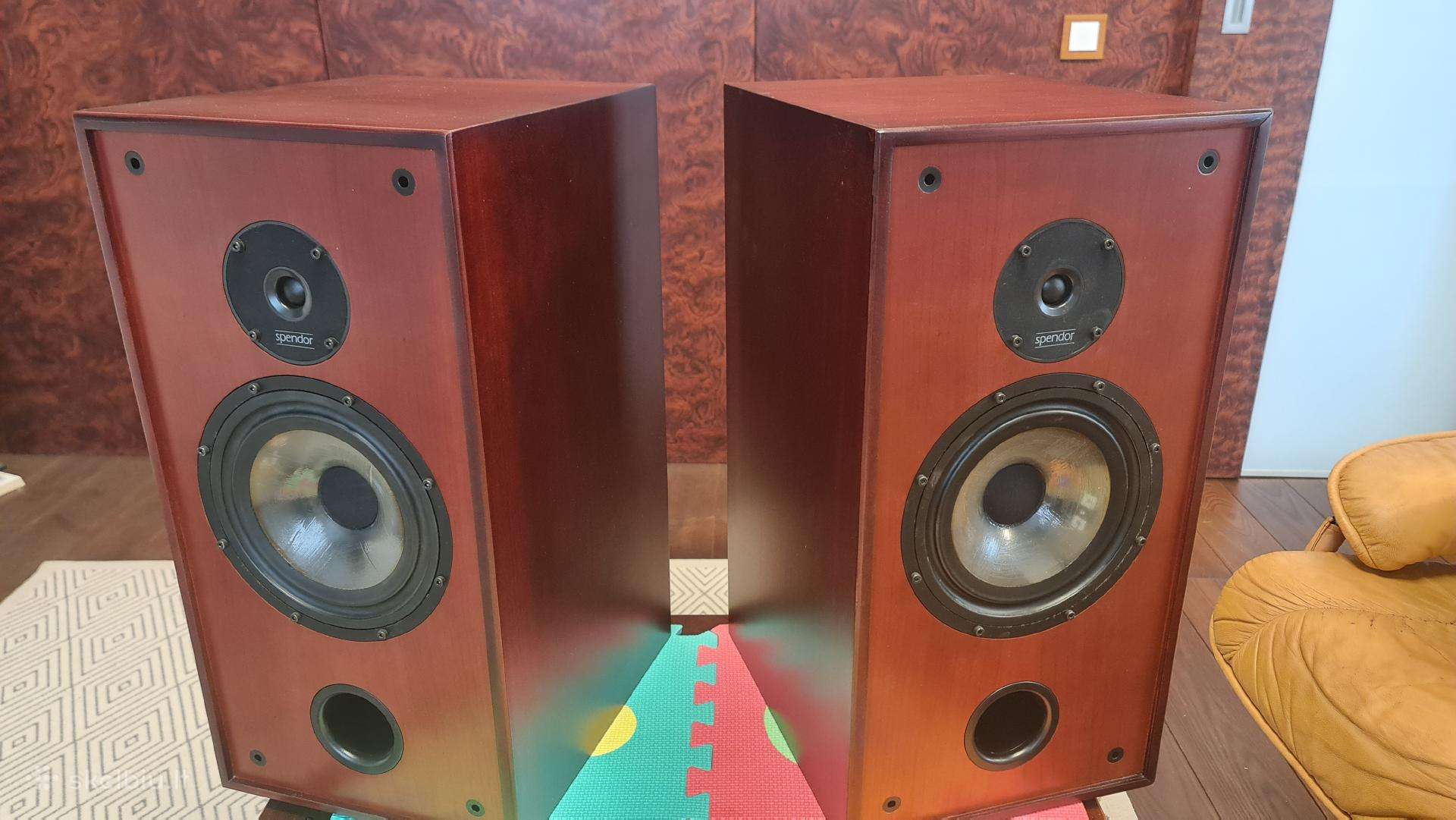 Spendor Sp2/3 kolonėlės (Rosewood)