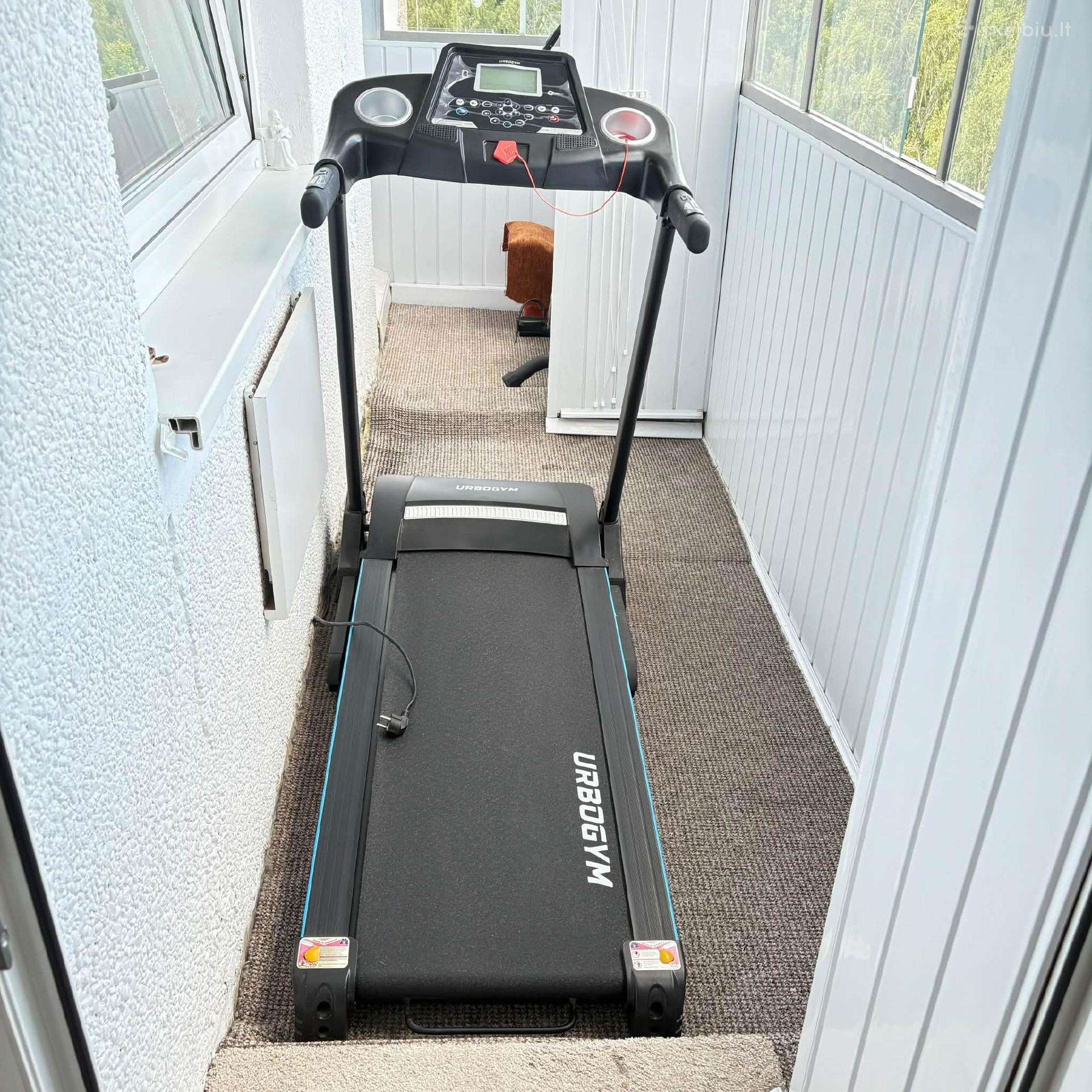 Bėgimo takelis Urbogym v520