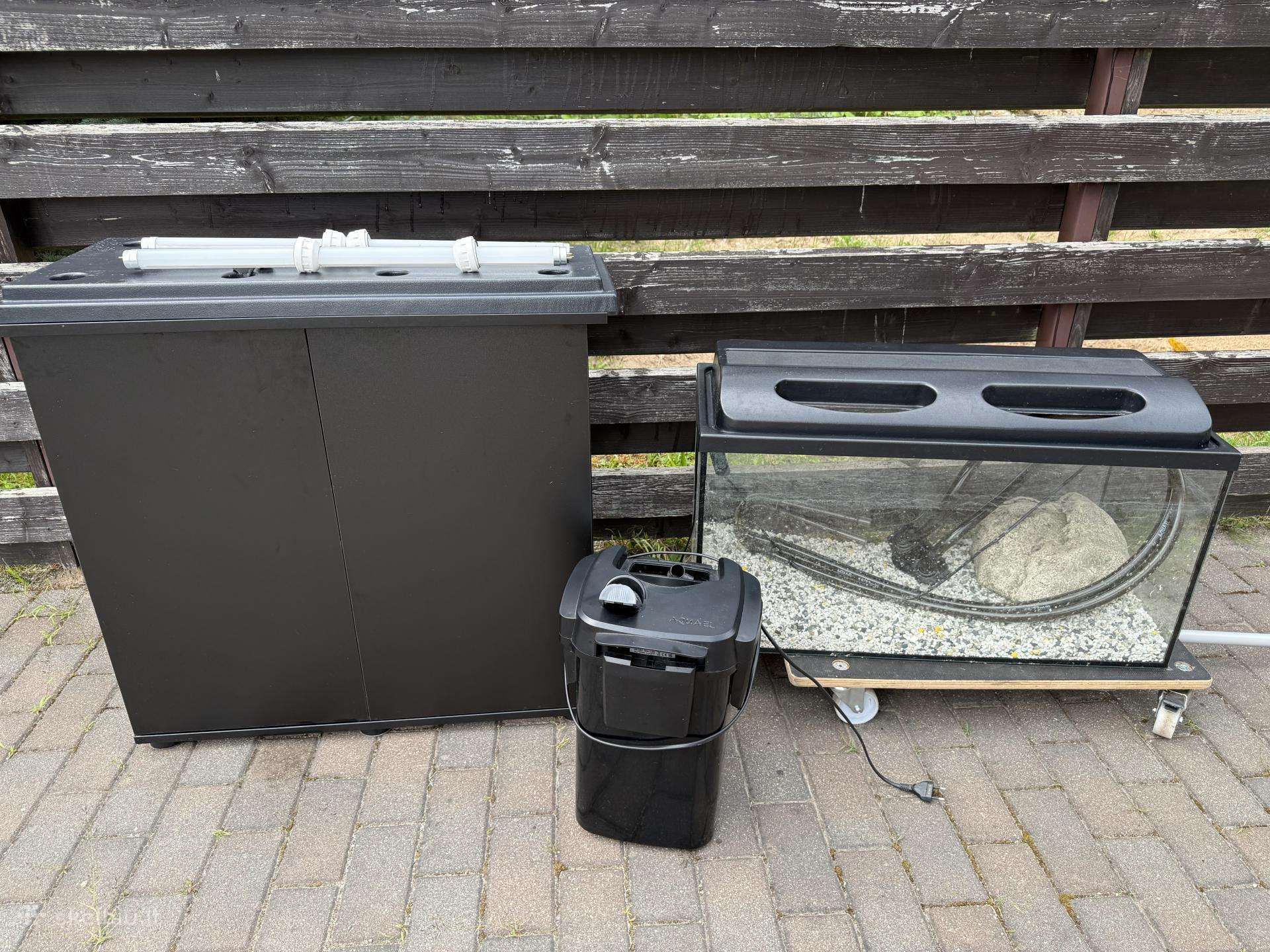 Akvariumas su spintele ir Aquael filtru