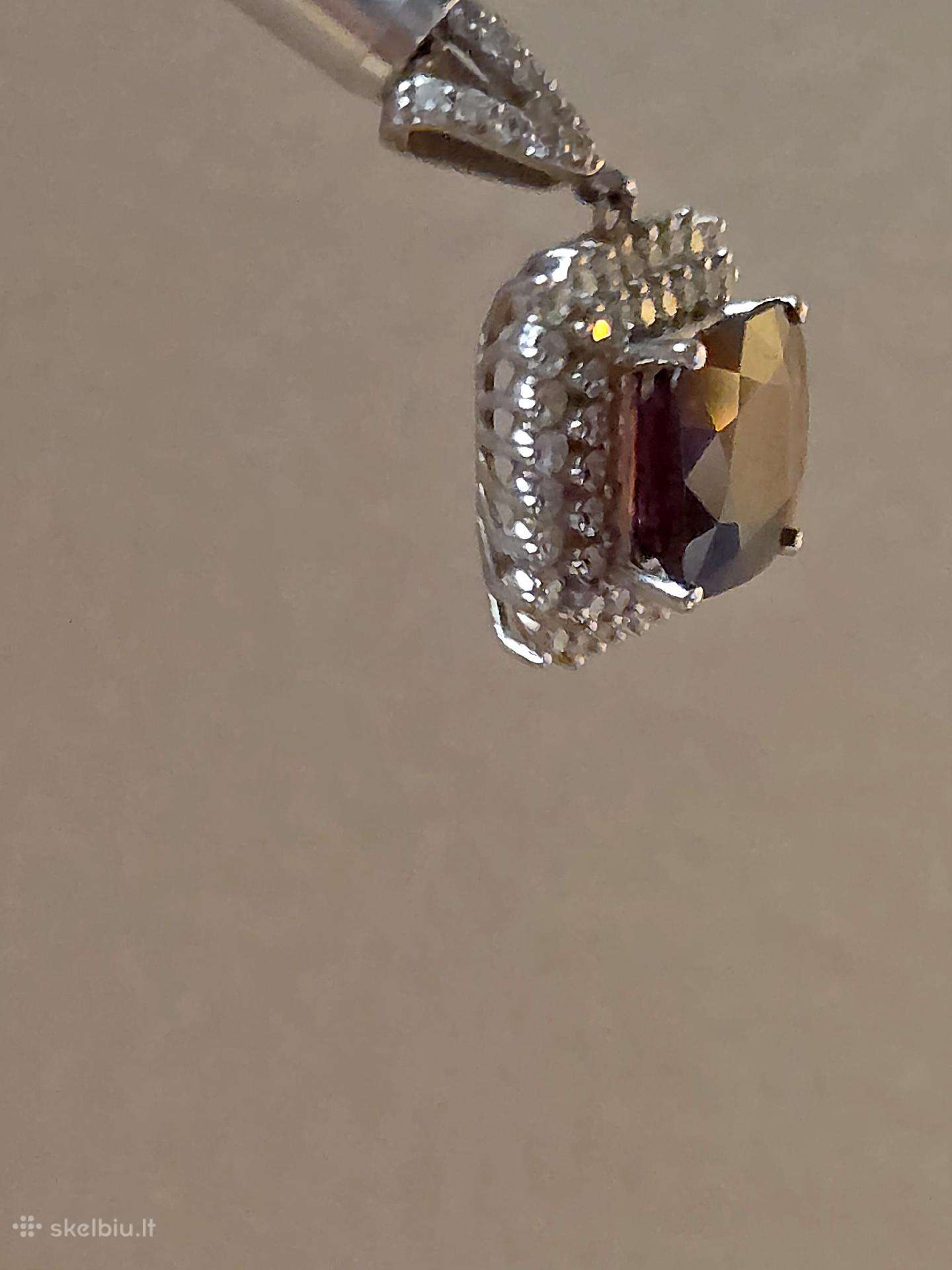 Auksinis 3,7ct Burmos špinelio pakabukas