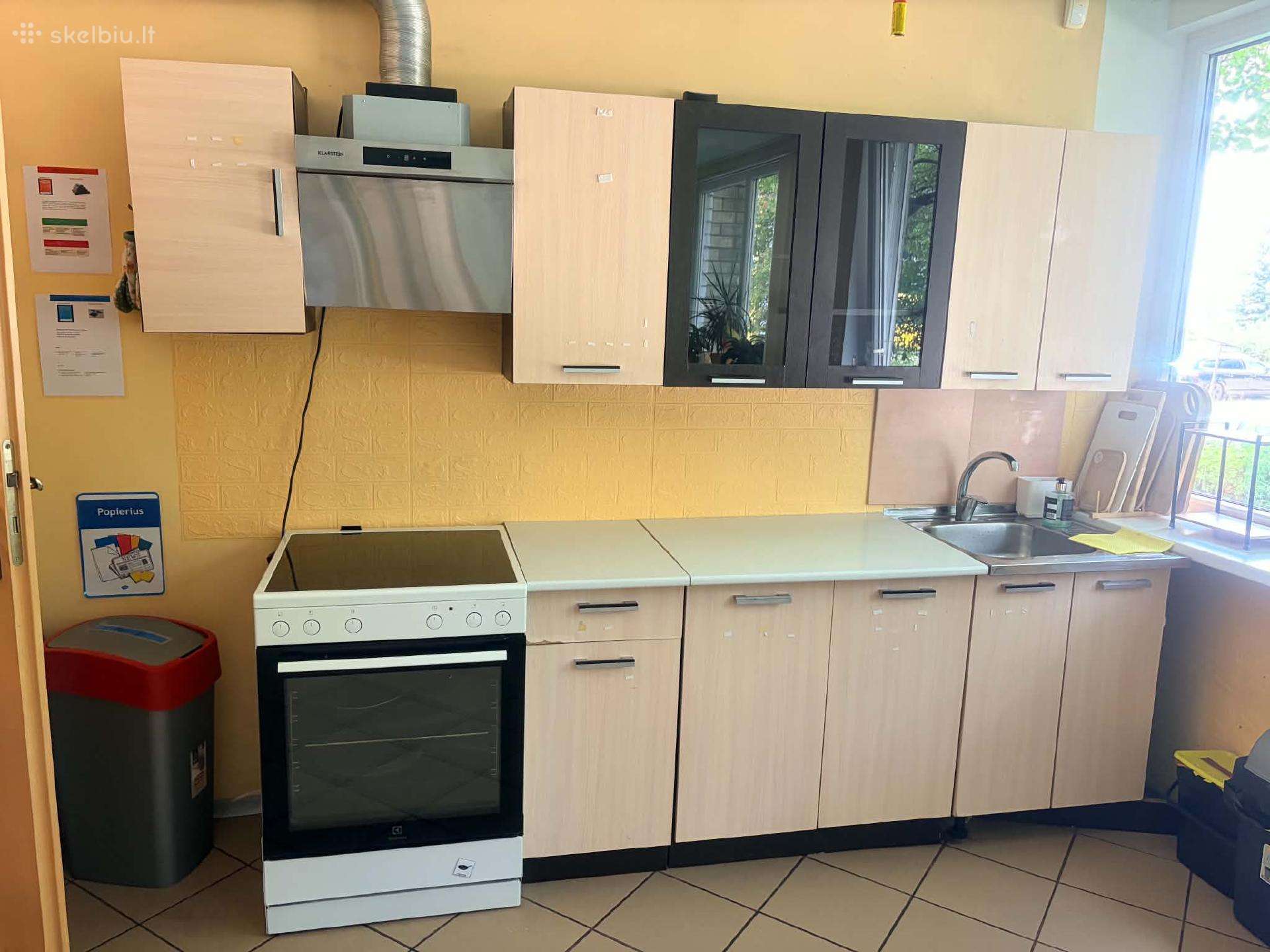 Dovanojamas virtuvinių spintelių komplektas