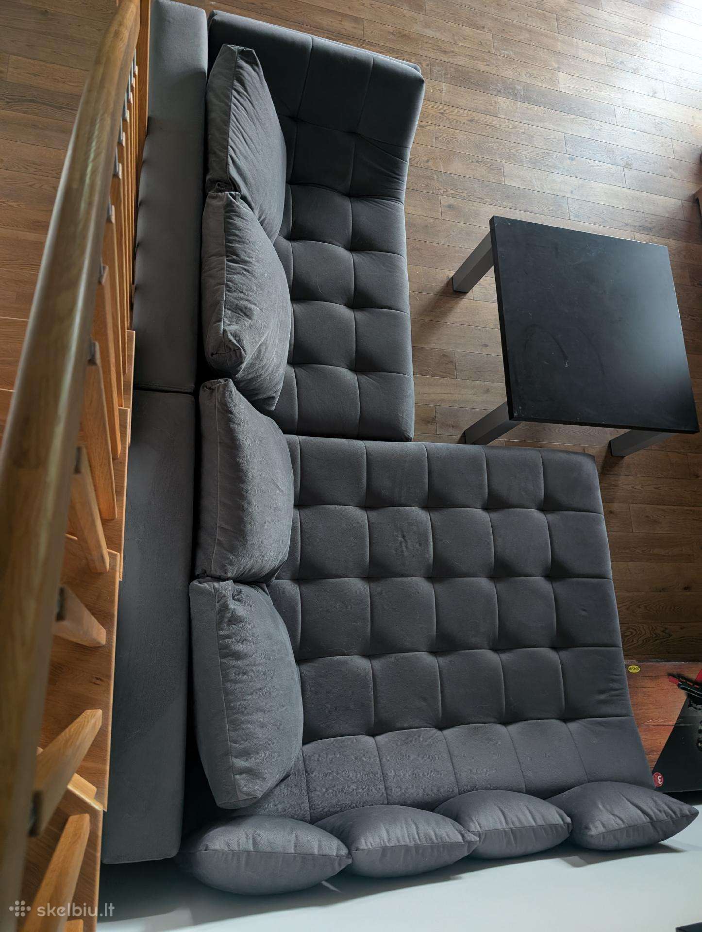 Didelė pilka patogi sofa su miegama dalimi