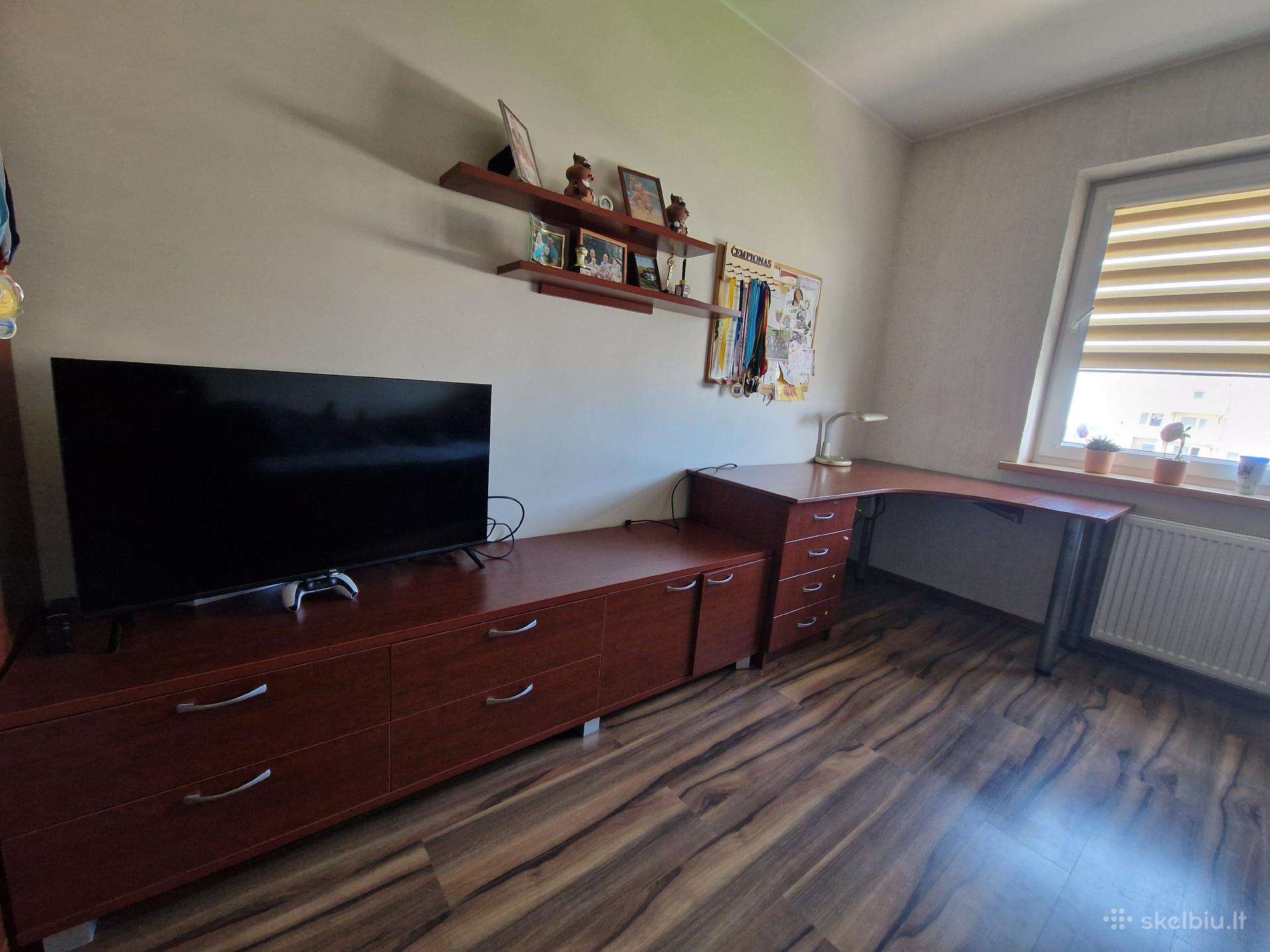 Spintelė ir rašomasis stalas