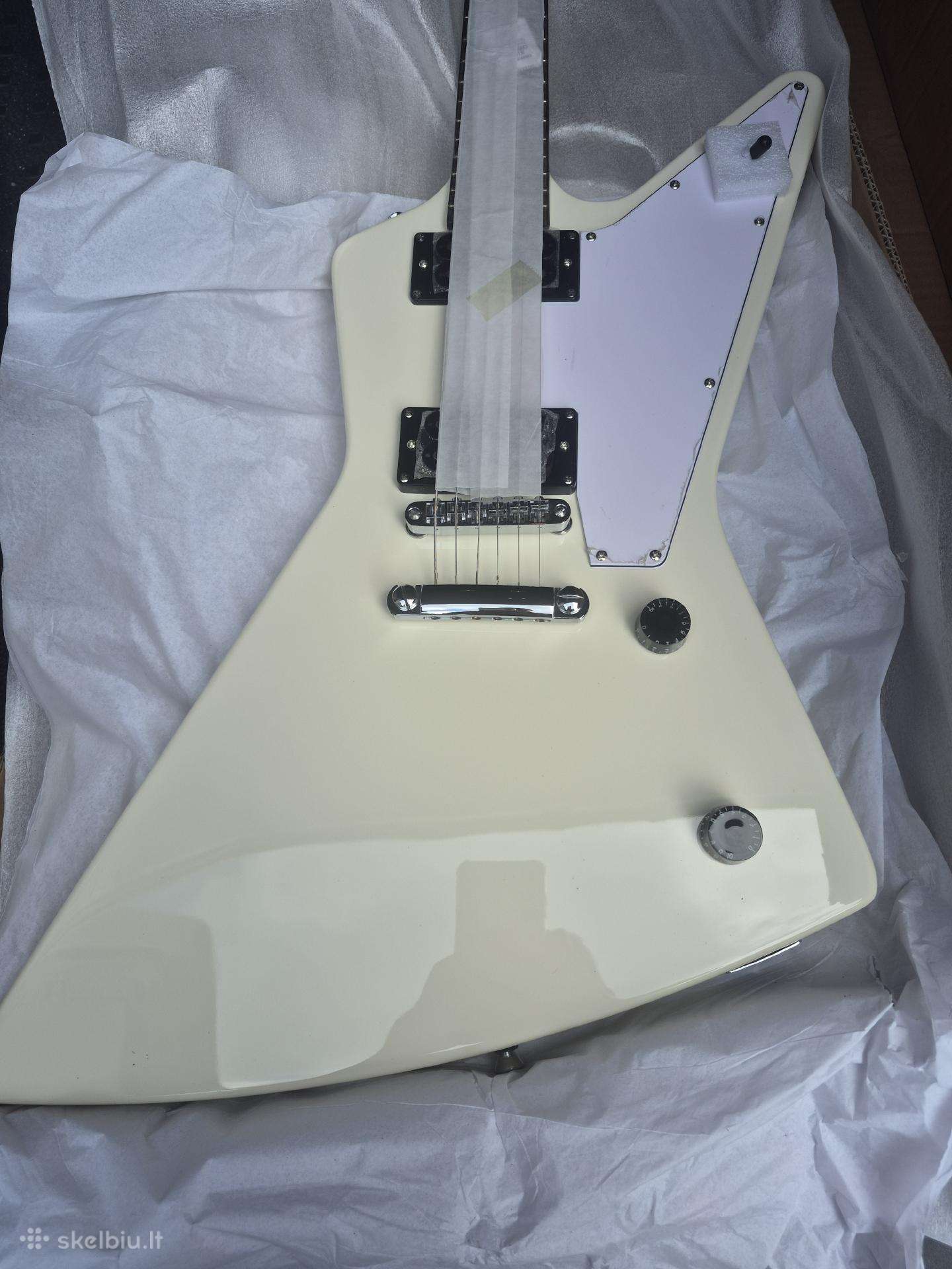 70-ųjų „Explorer Classic“ balta elektrinė gitara