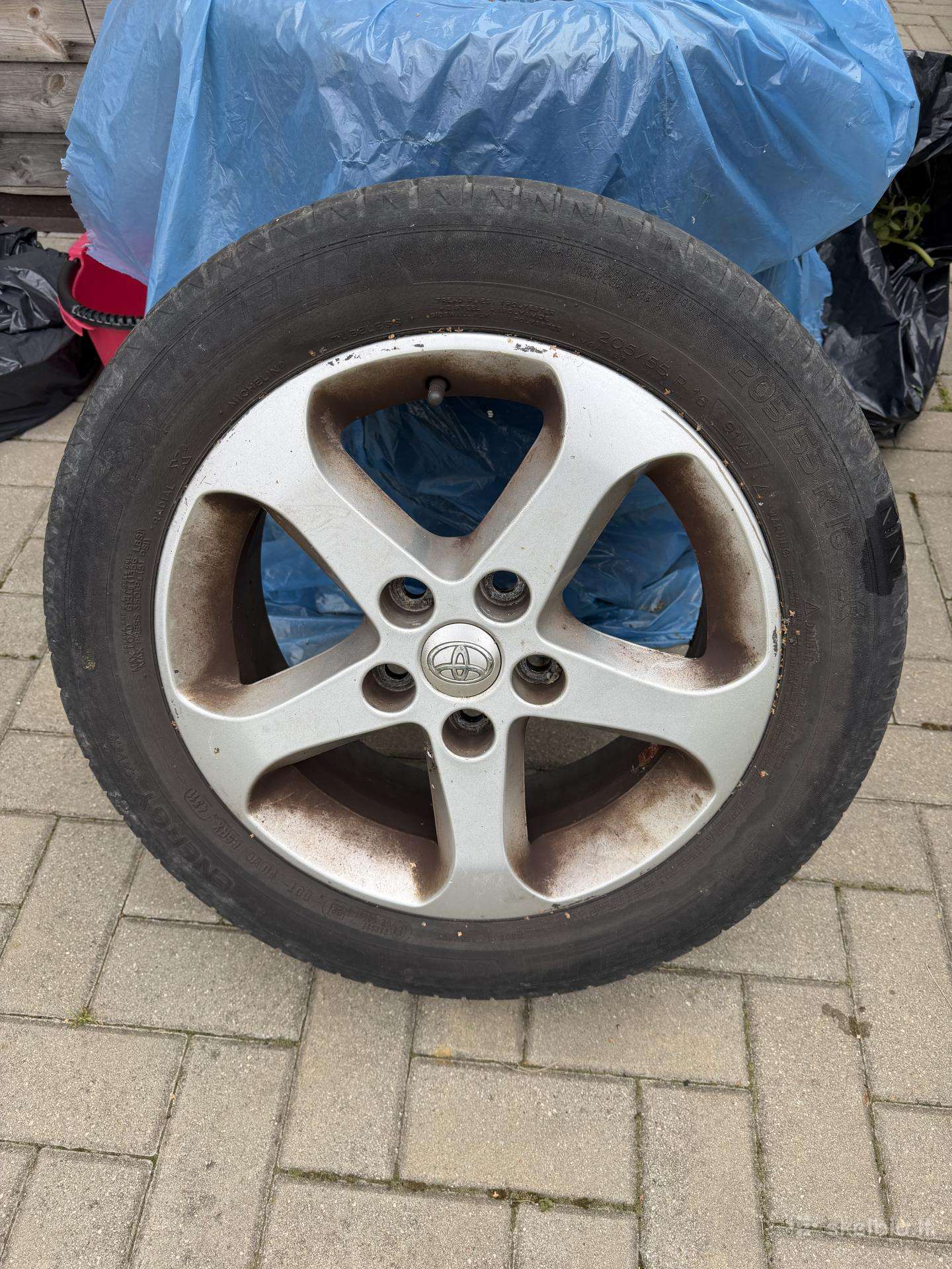 Toyota ratai R16