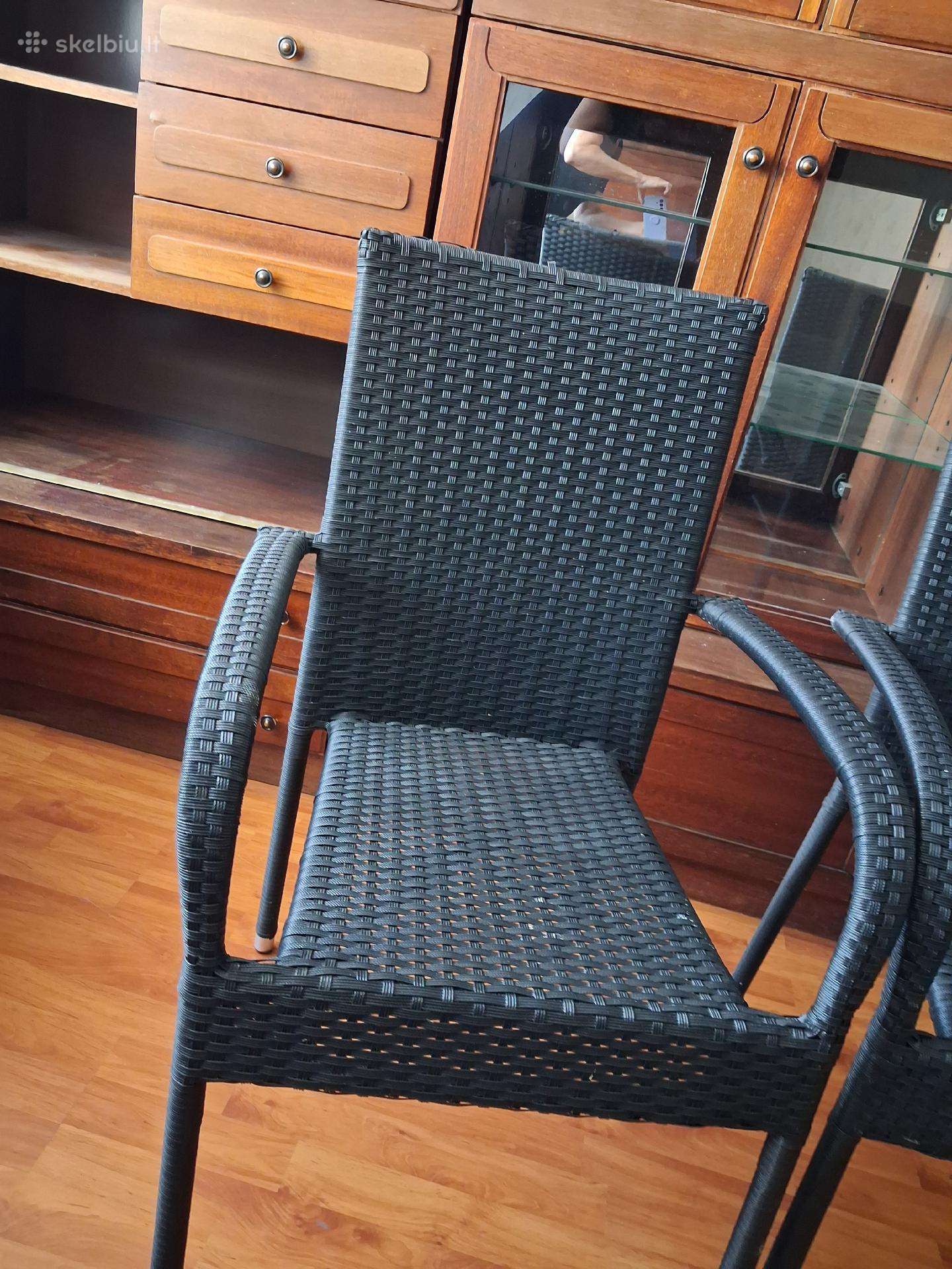 2 Lauko kedes su pagalvelemis