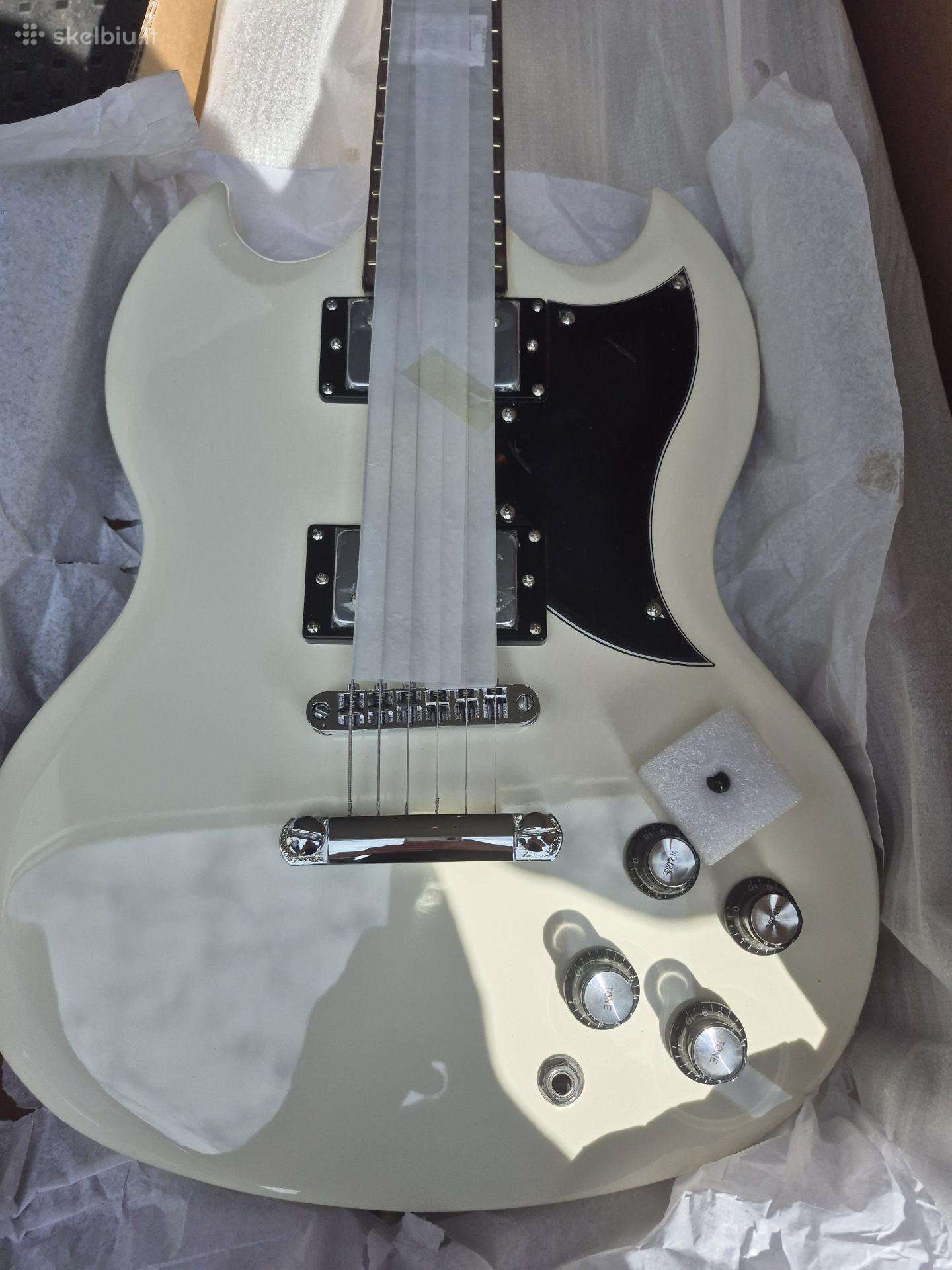 Elektrine gitara Magna Ay-400 Cm