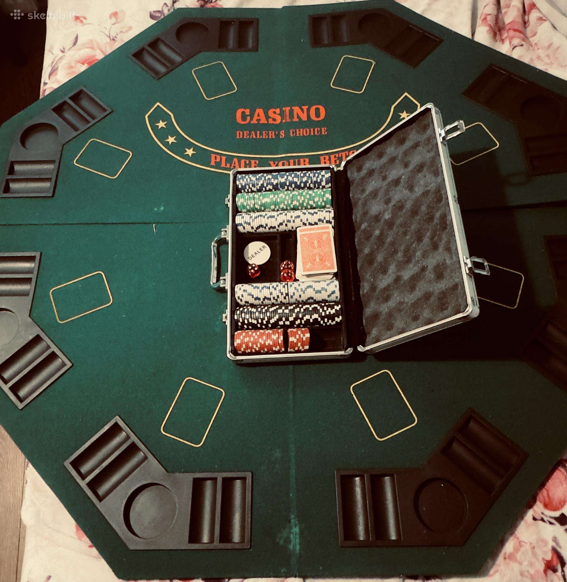 Pokerio stalviršis su lagaminu bei zetonais