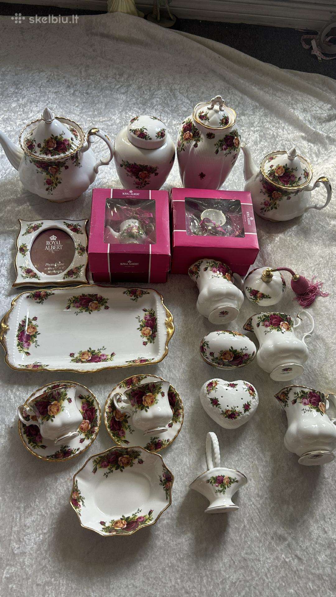 Royal Albert indai puodukai lekstes su rozemis