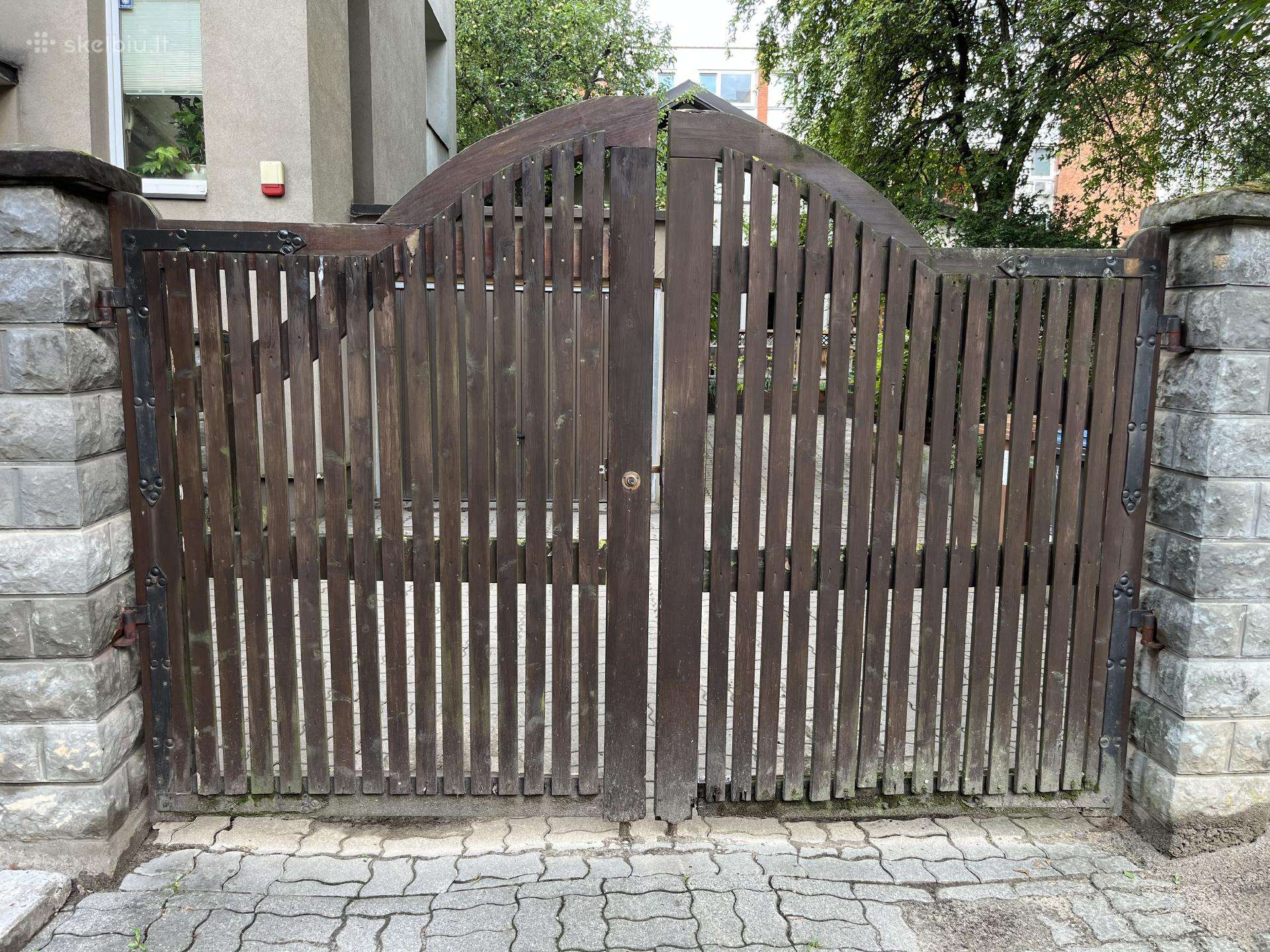 Mediniai vartai ir varteliai