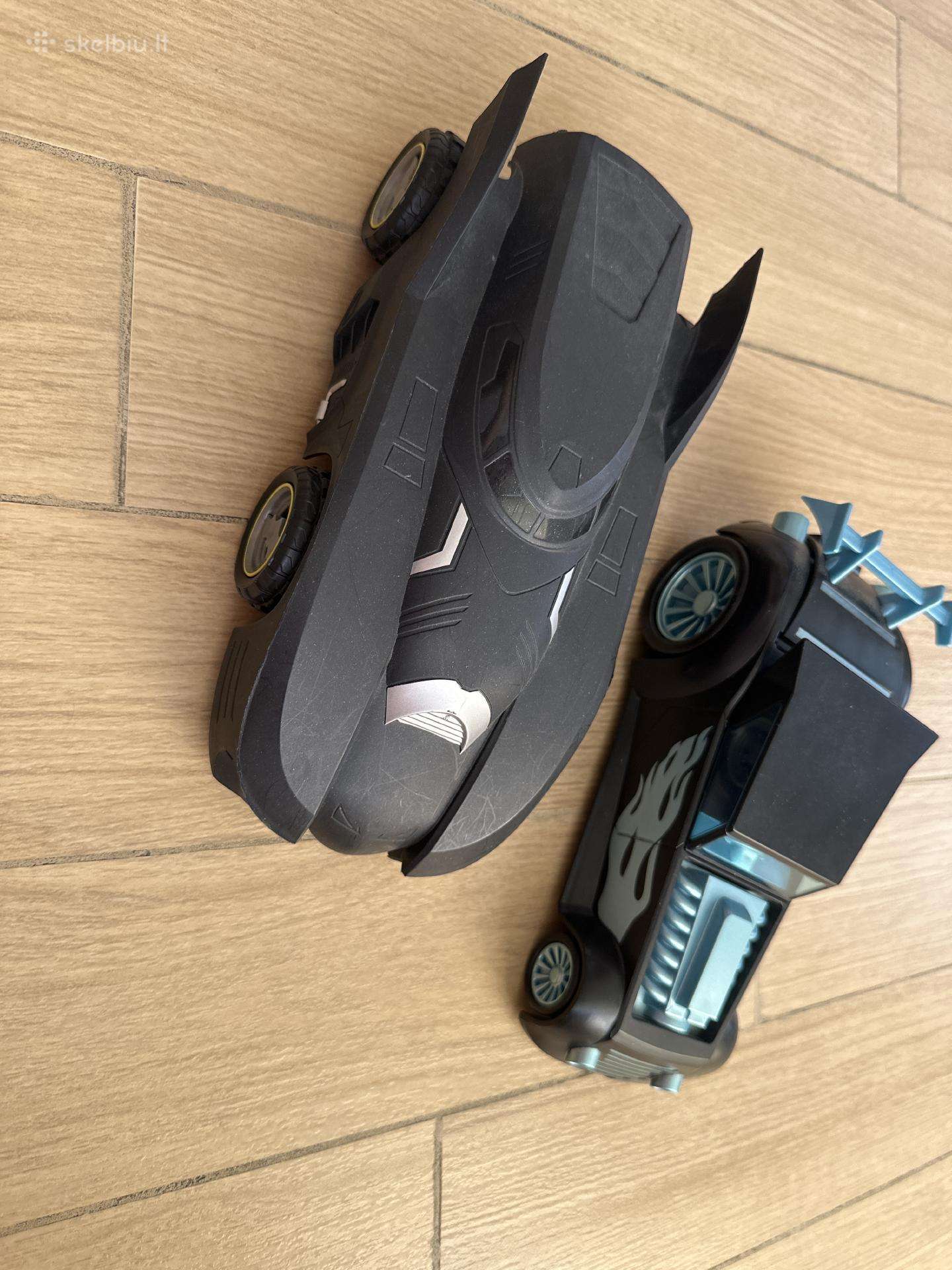 Batman mašinėlė ir Roblox mašinėlė.