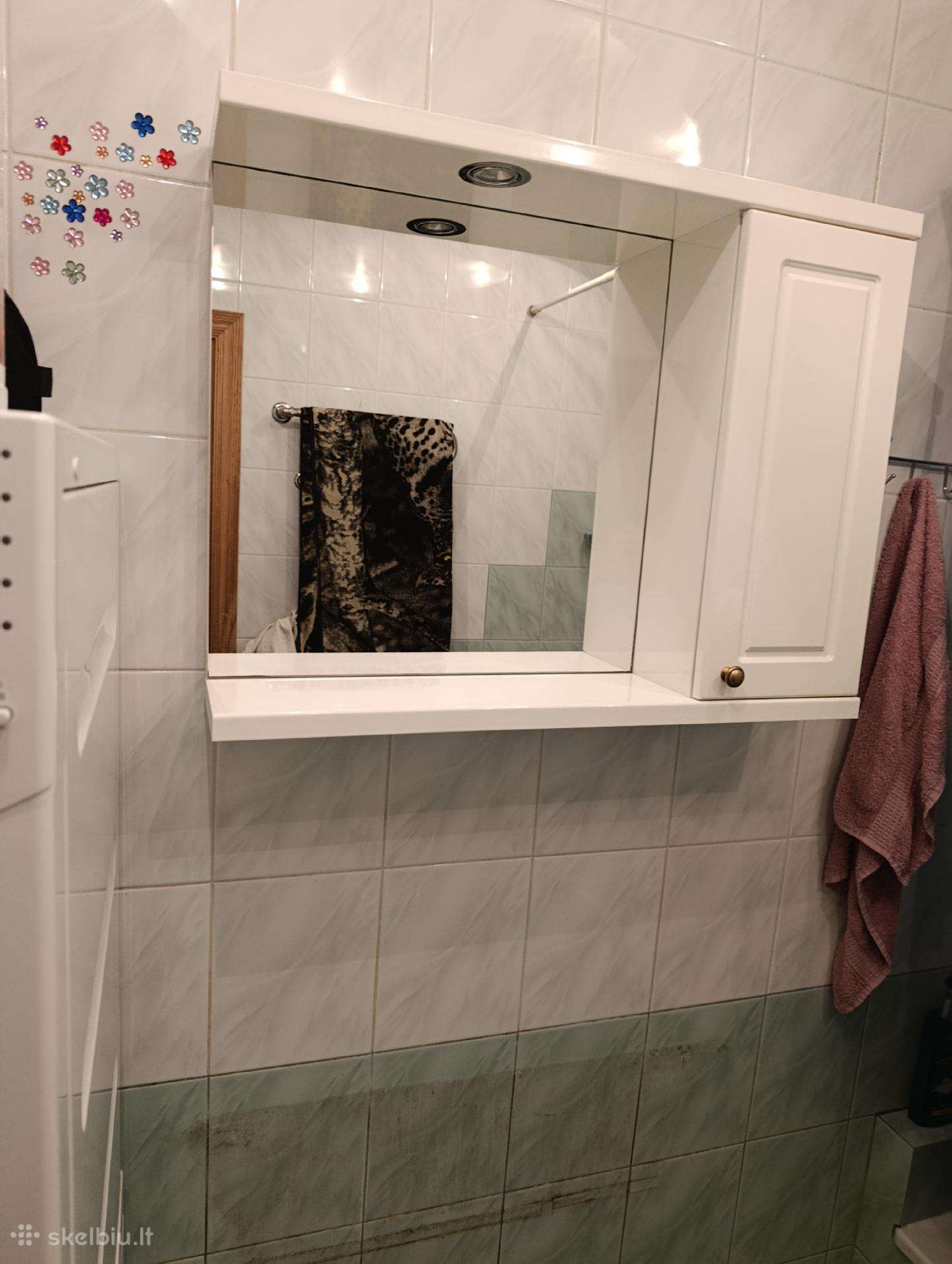 Vonios spintelė su šviesa