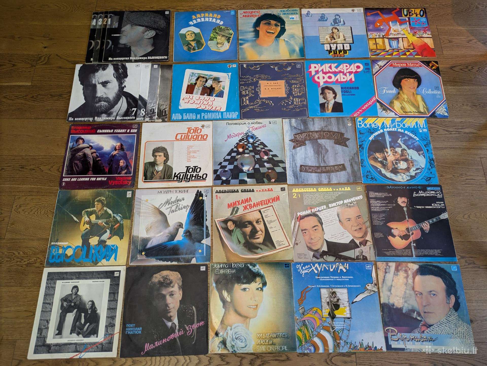 Didelė vinilinių plokštelių kolekcija