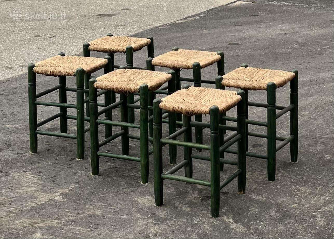 Vintažinės taburetės pintomis sėdynėmis