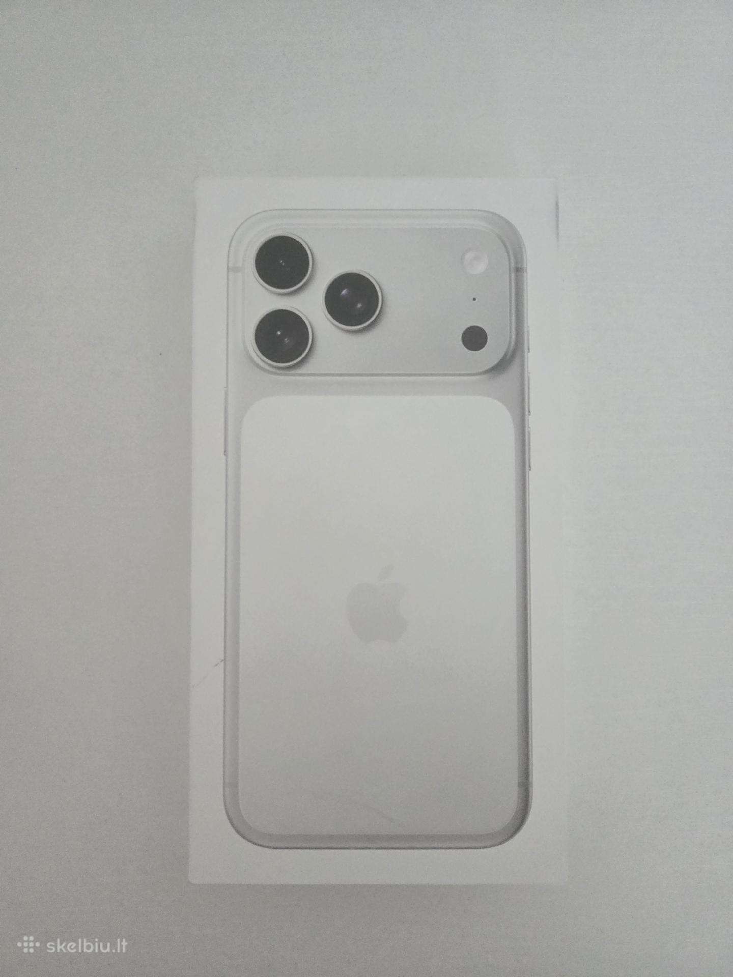 iPhone 17 Pro Max silver