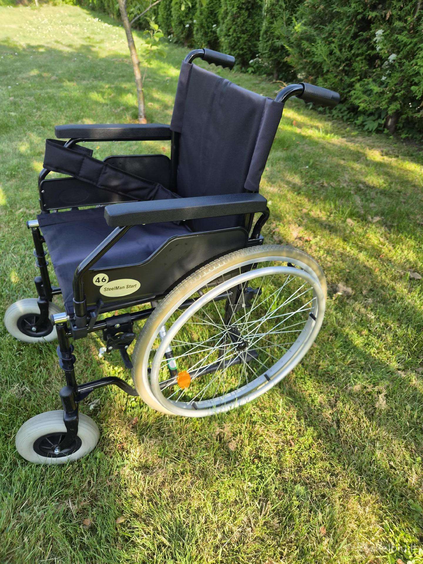 Universalus sulankstomas neįgaliojo vežimėlis