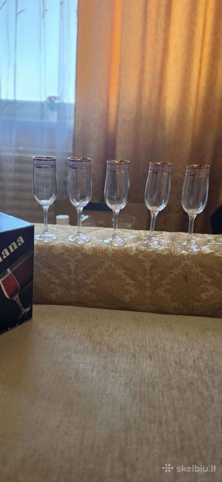 Šampano taurės.