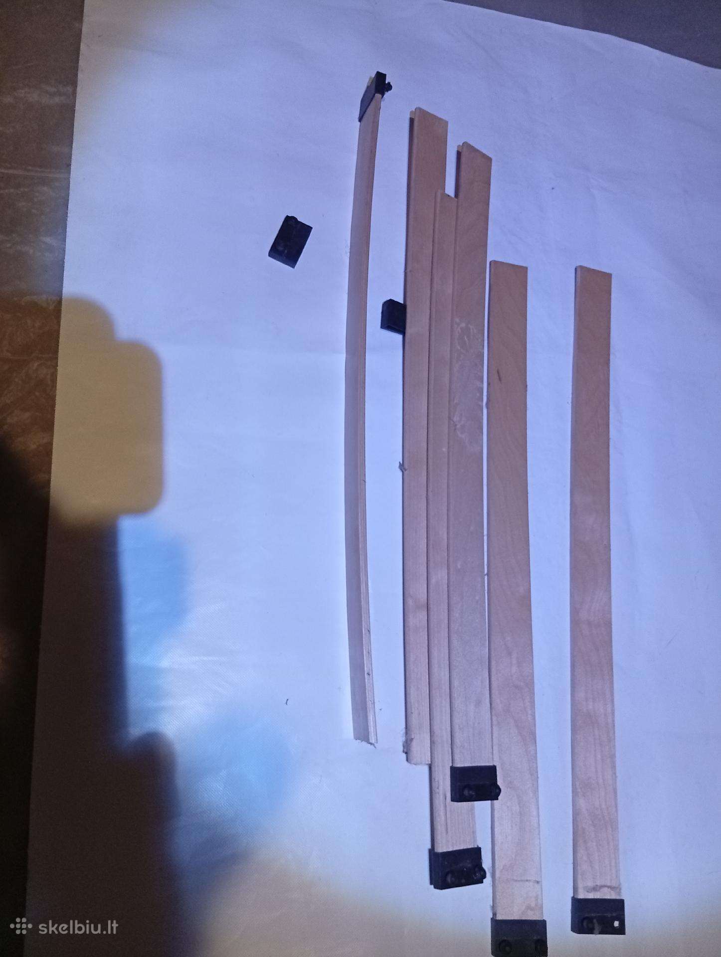 Lovos grotelių pagaliukai išlenkti po 30 centu
