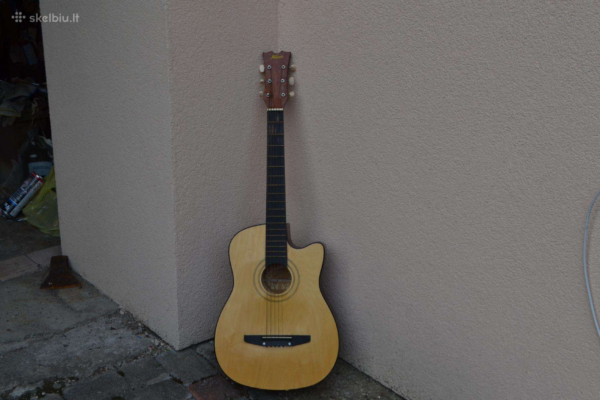 Gitara puikaus stovio