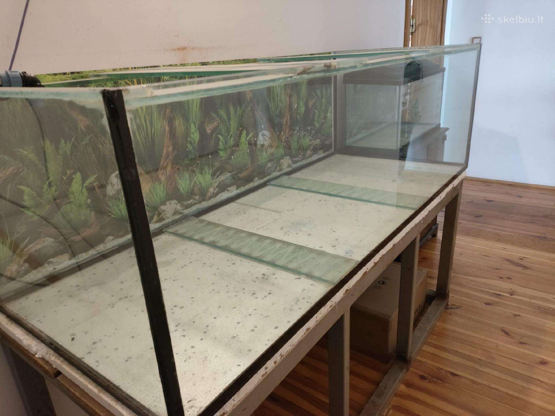 Didelis akvariumas su stovu