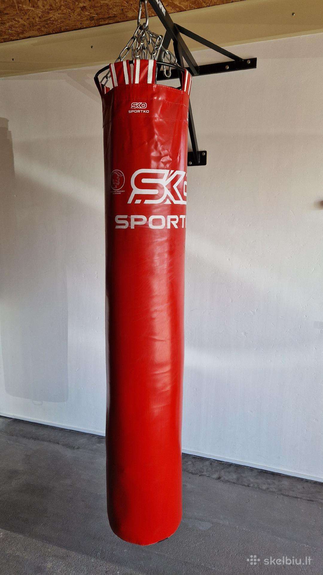 Kikbokso kriaušė su pakaba .